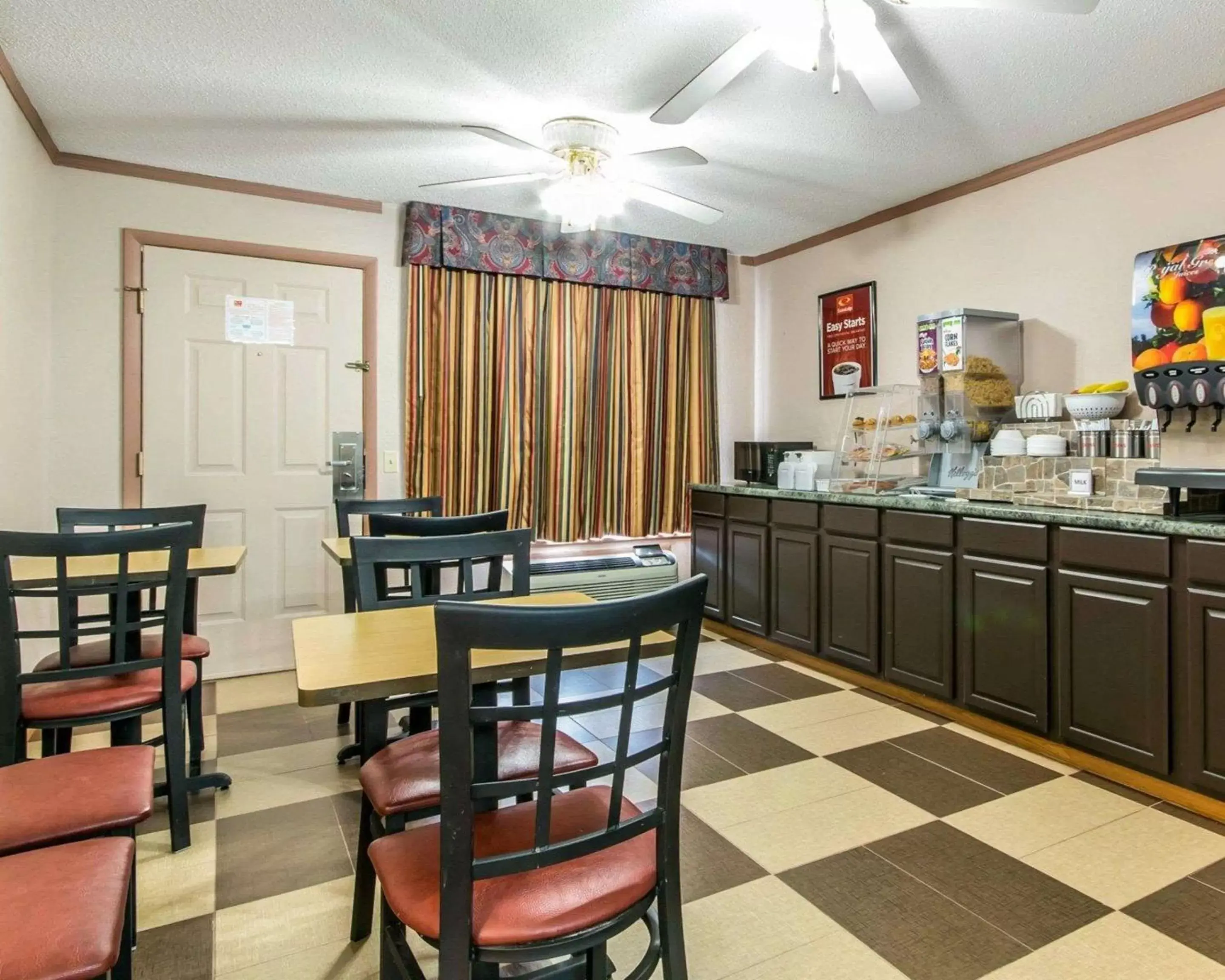 Restaurant/Places to Eat in Econo Lodge Franklin