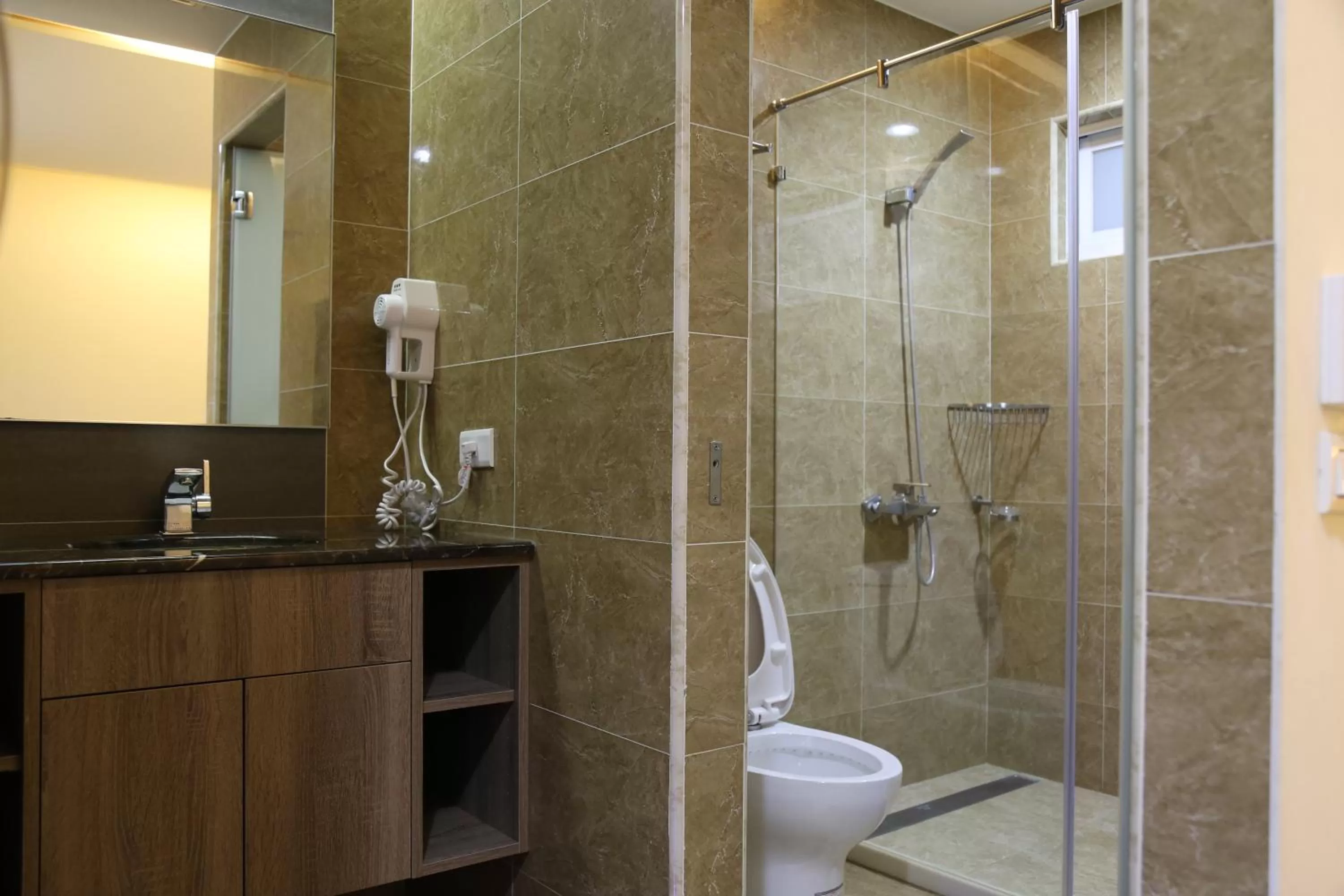 Shower in 德瑞旅店Direct Hotel