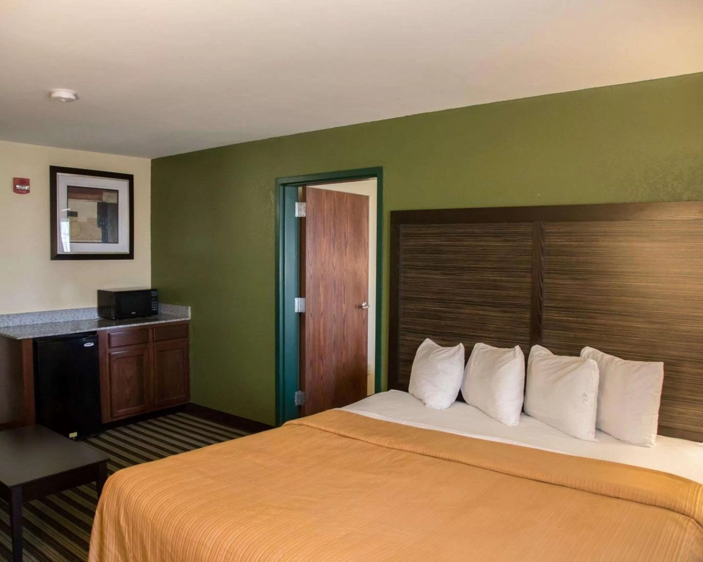 Photo of the whole room, Bed in Quality Inn & Suites Loves Park near Rockford