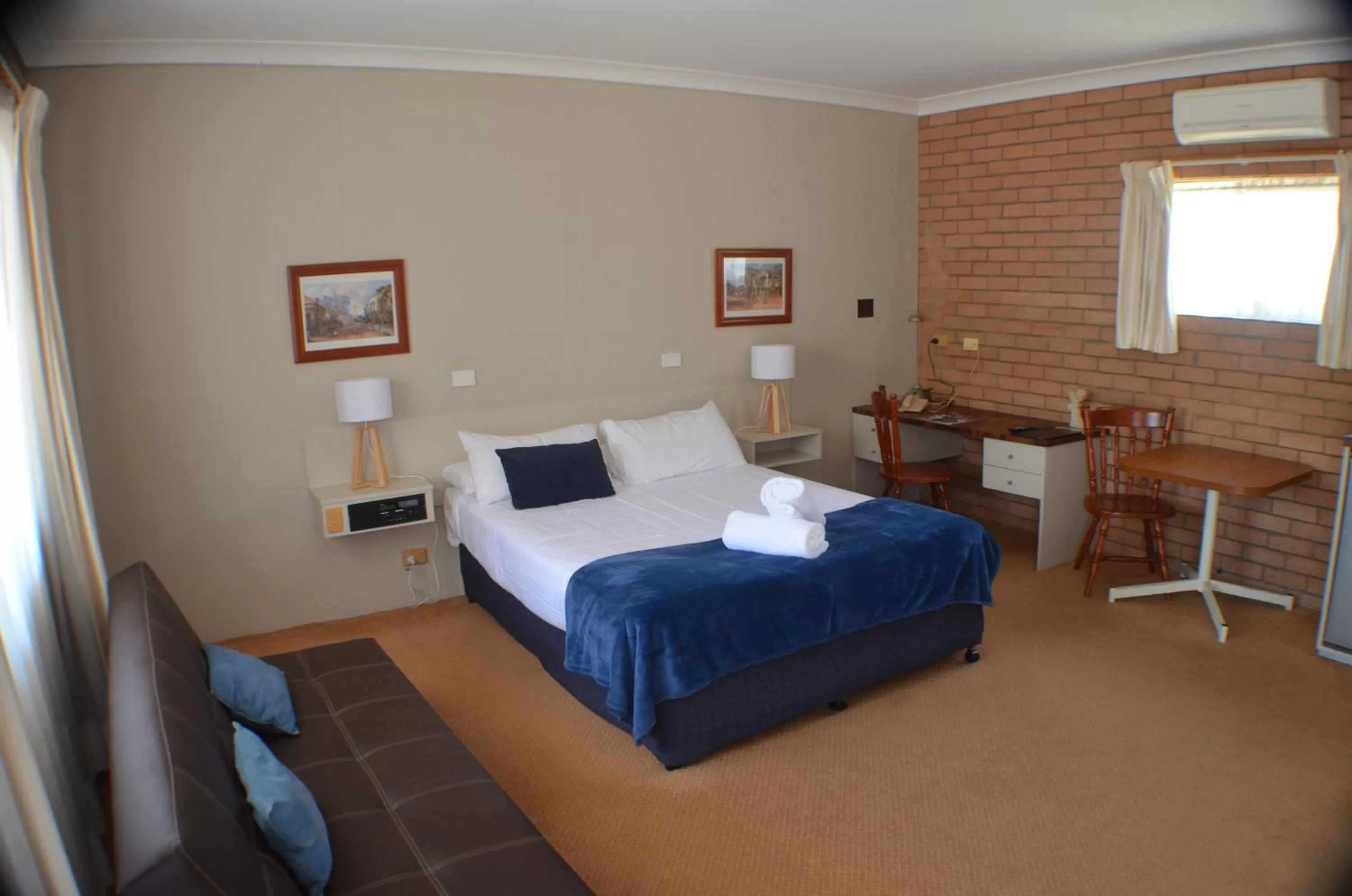Bedroom, Bed in Deer Park Motor Inn Armidale