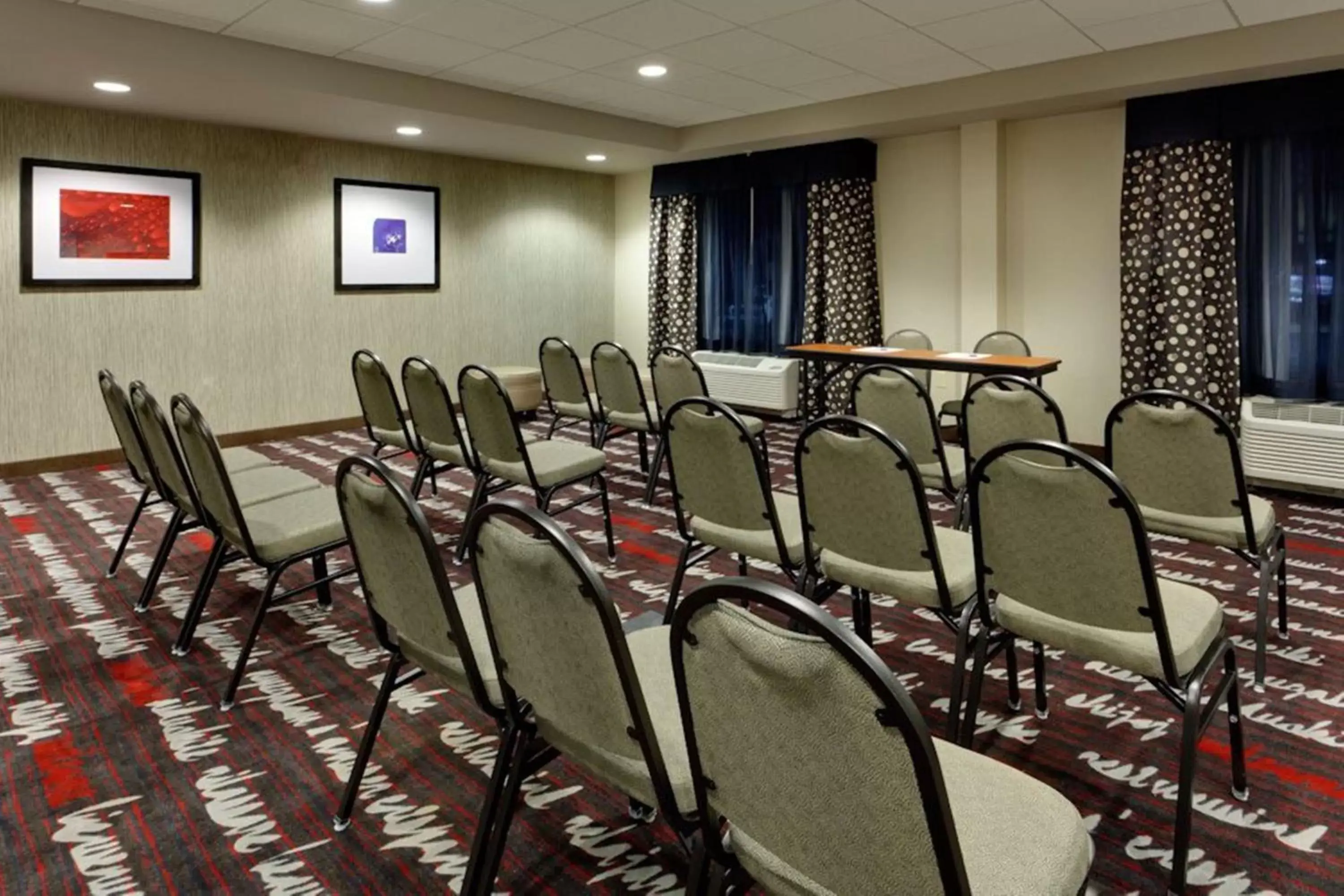 Meeting/conference room in Holiday Inn Express & Suites Northeast, an IHG Hotel