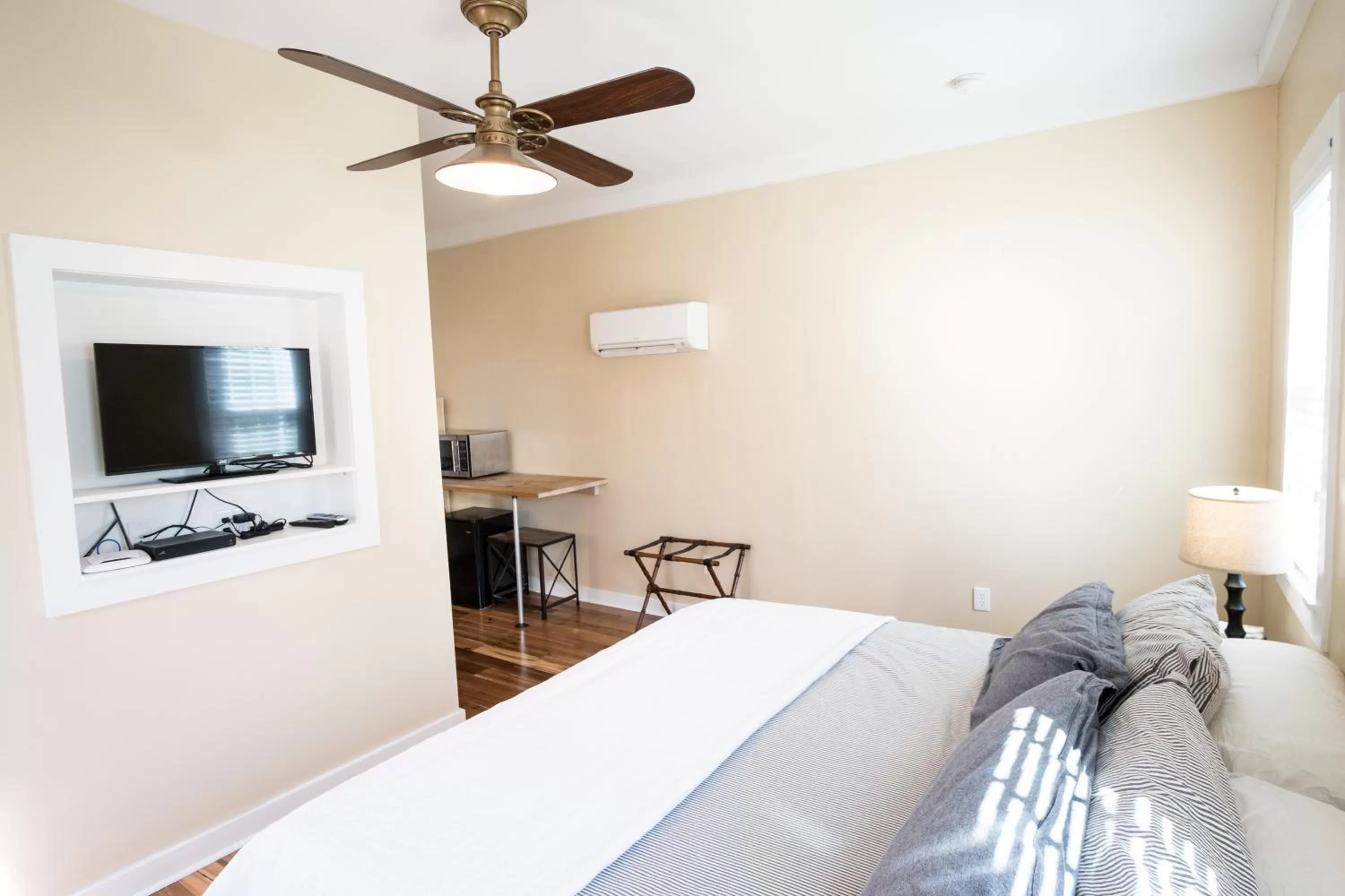 Bed in Swamp Rabbit Inn Travelers Rest