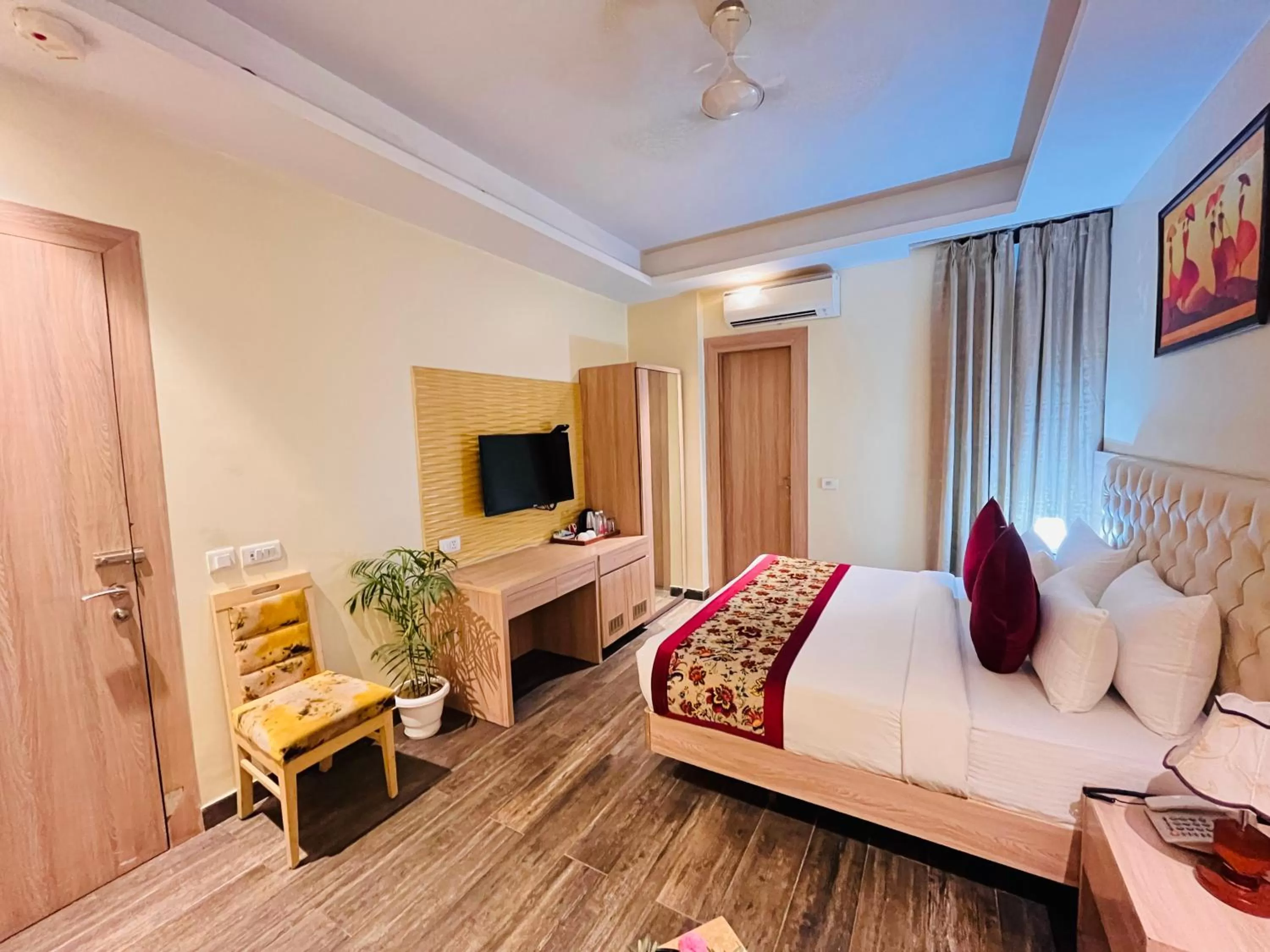 TV and multimedia, Bed in Hotel Banz near Delhi Airport