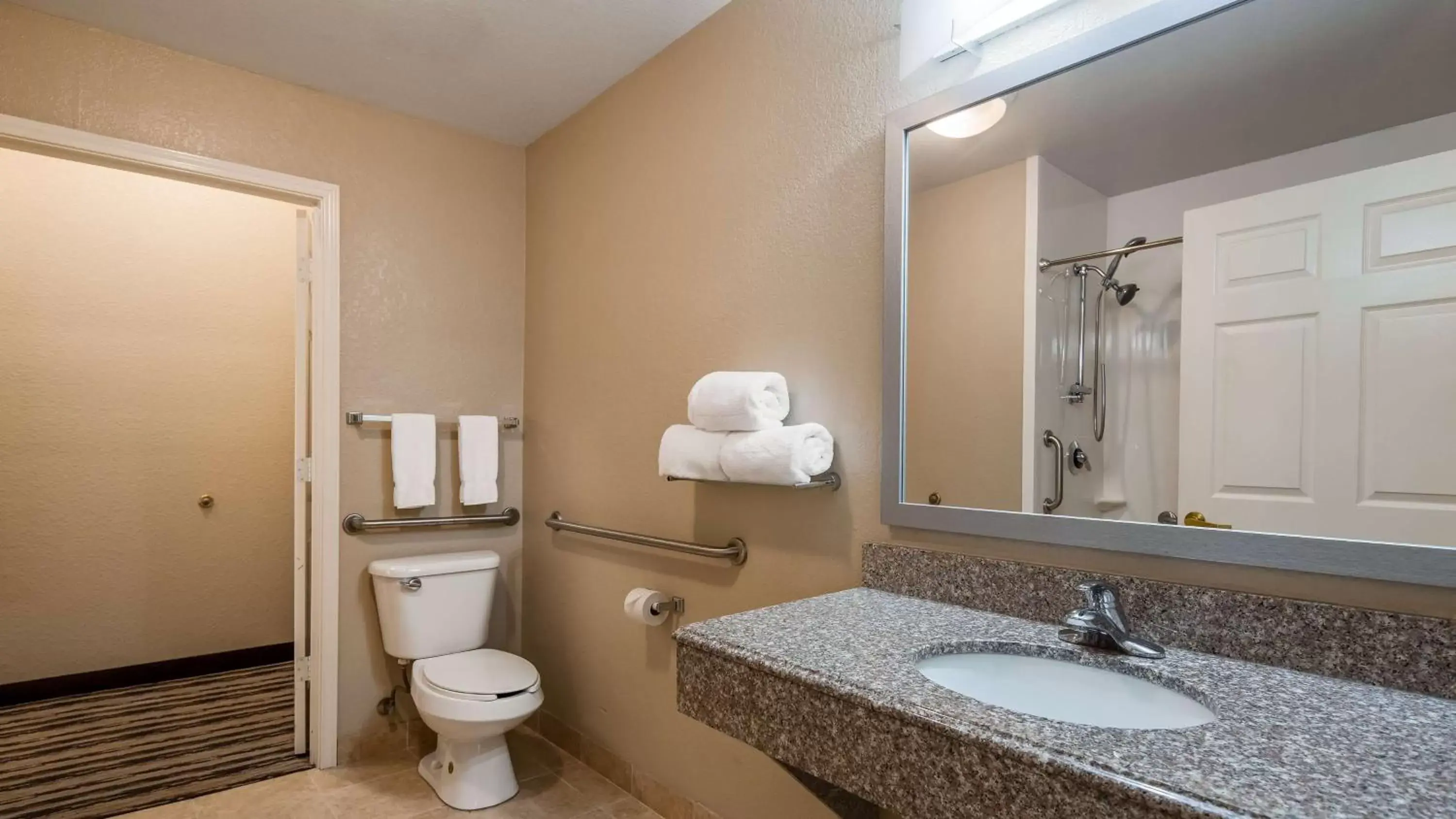 Bathroom in Best Western Boerne Inn & Suites