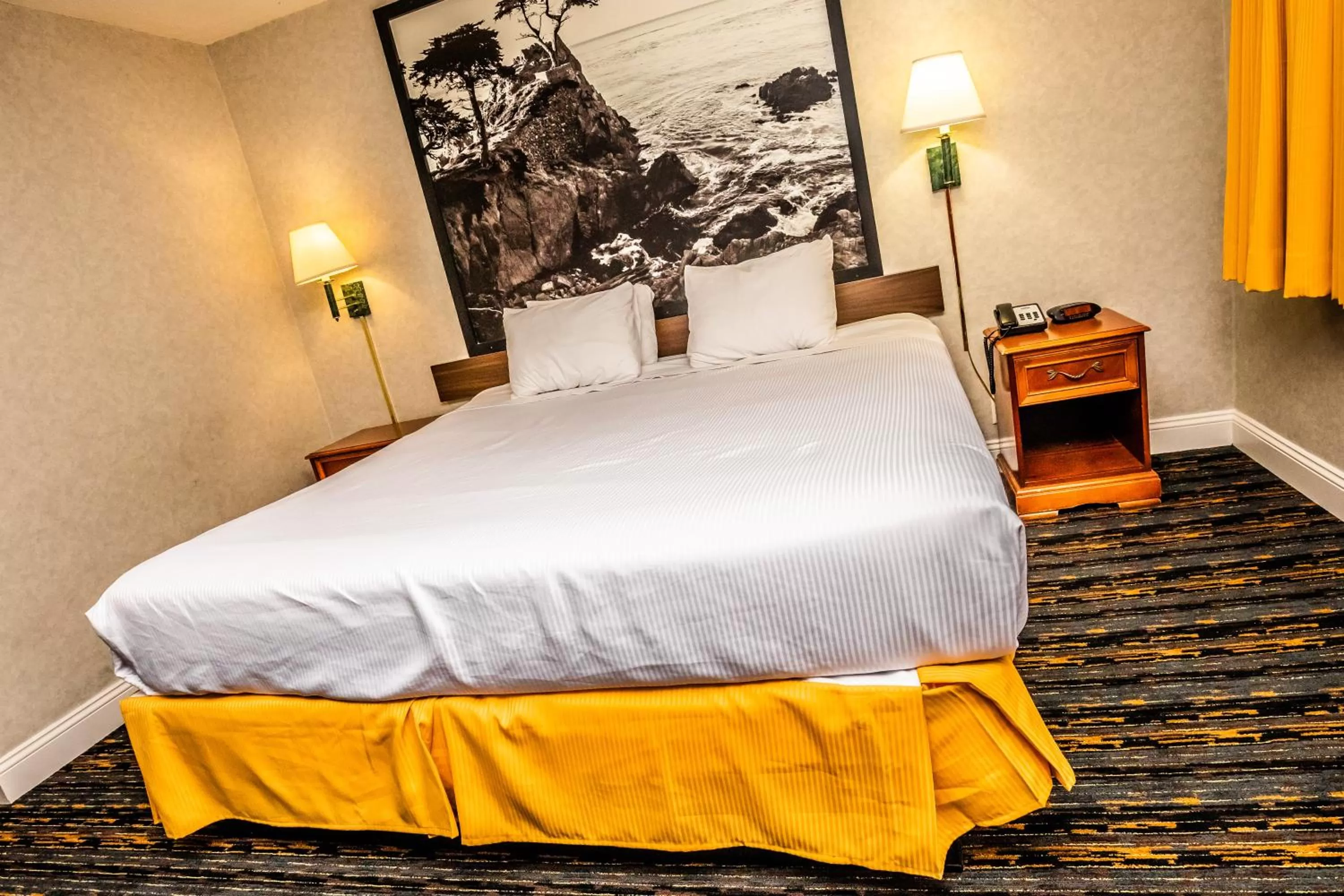 Photo of the whole room, Bed in Pelican Inn