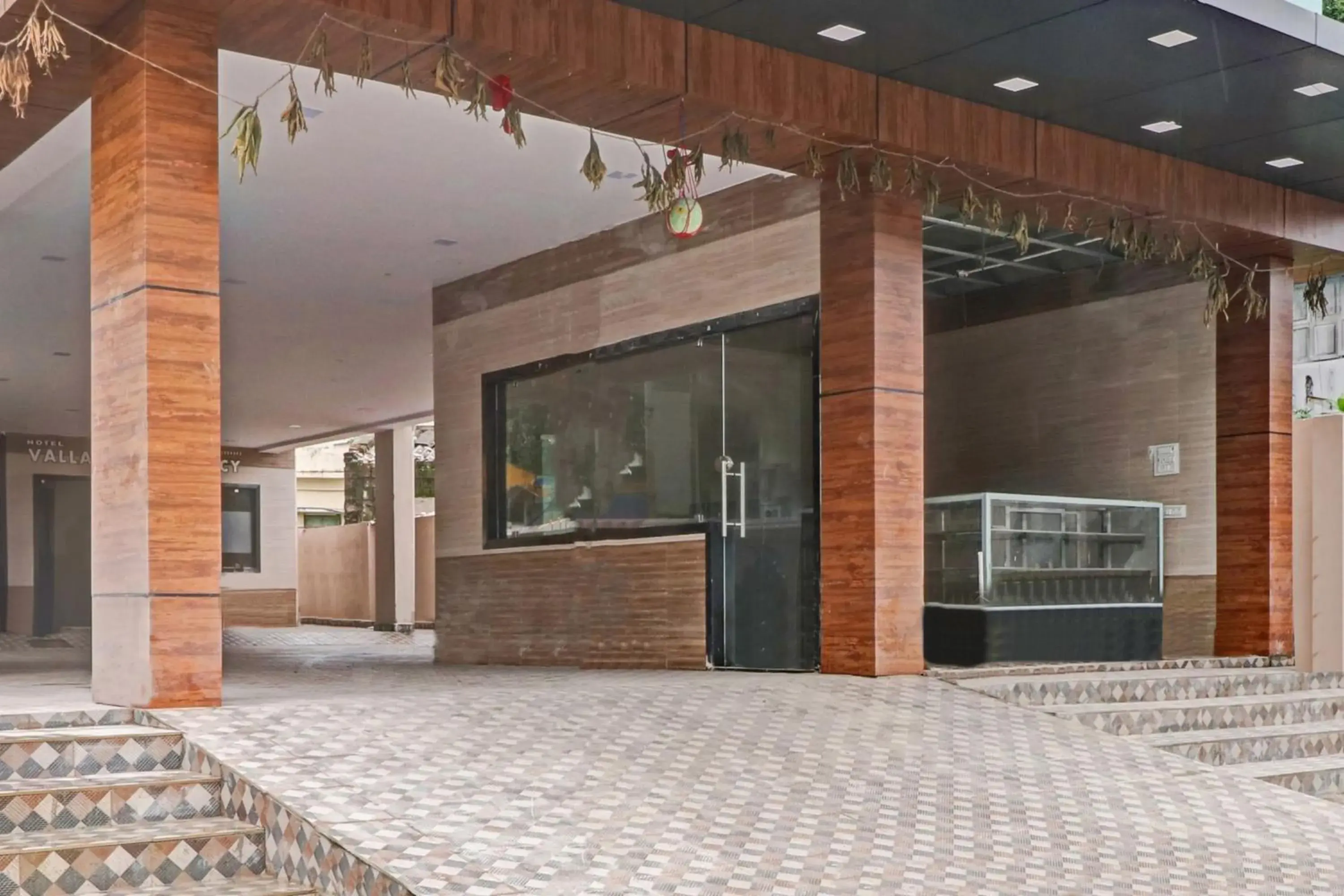 Facade/entrance in OYO Flagship Hotel Vallabha Residency