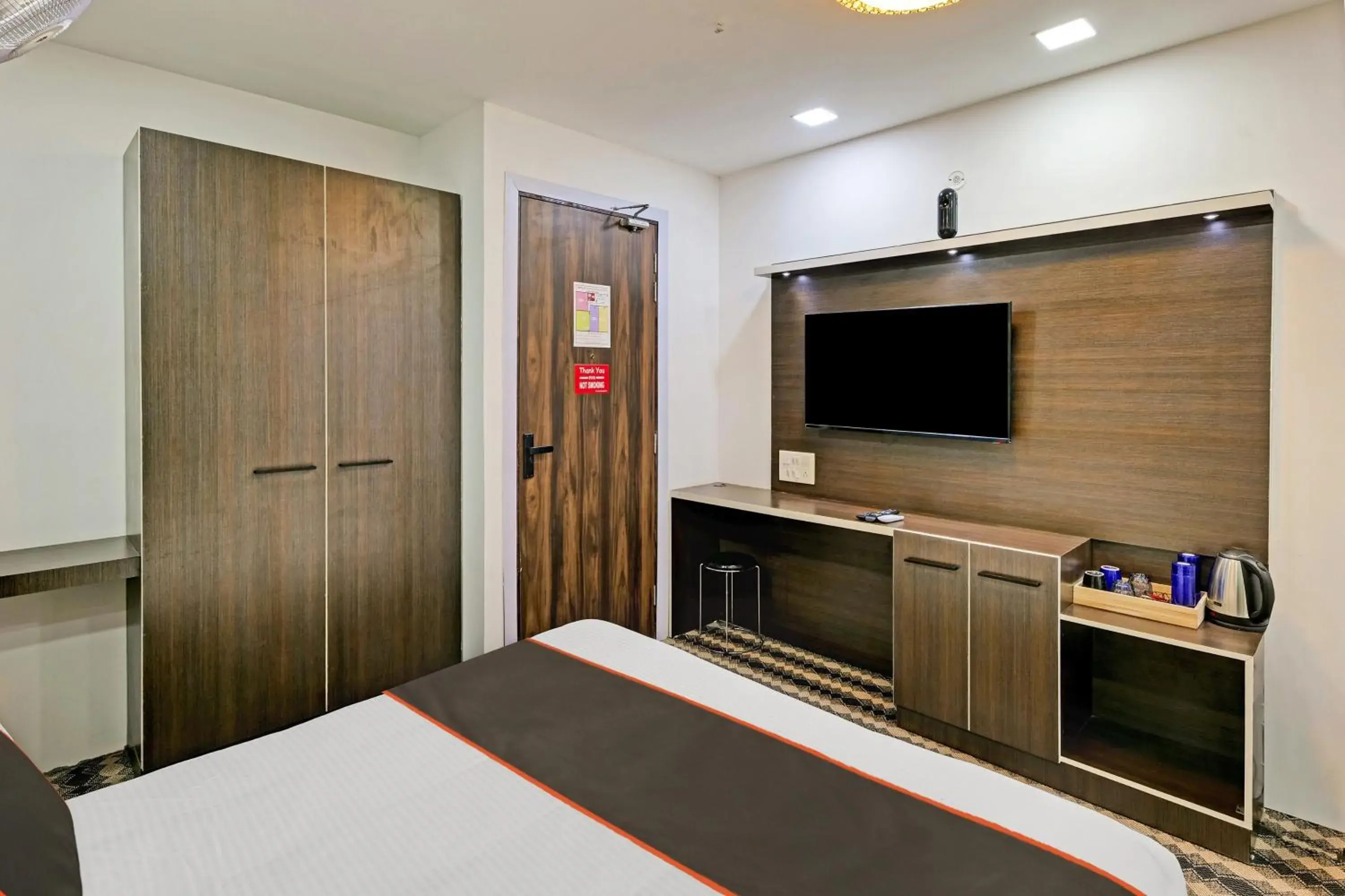 Bedroom, TV/Entertainment Center in OYO Flagship The Kings Hotel