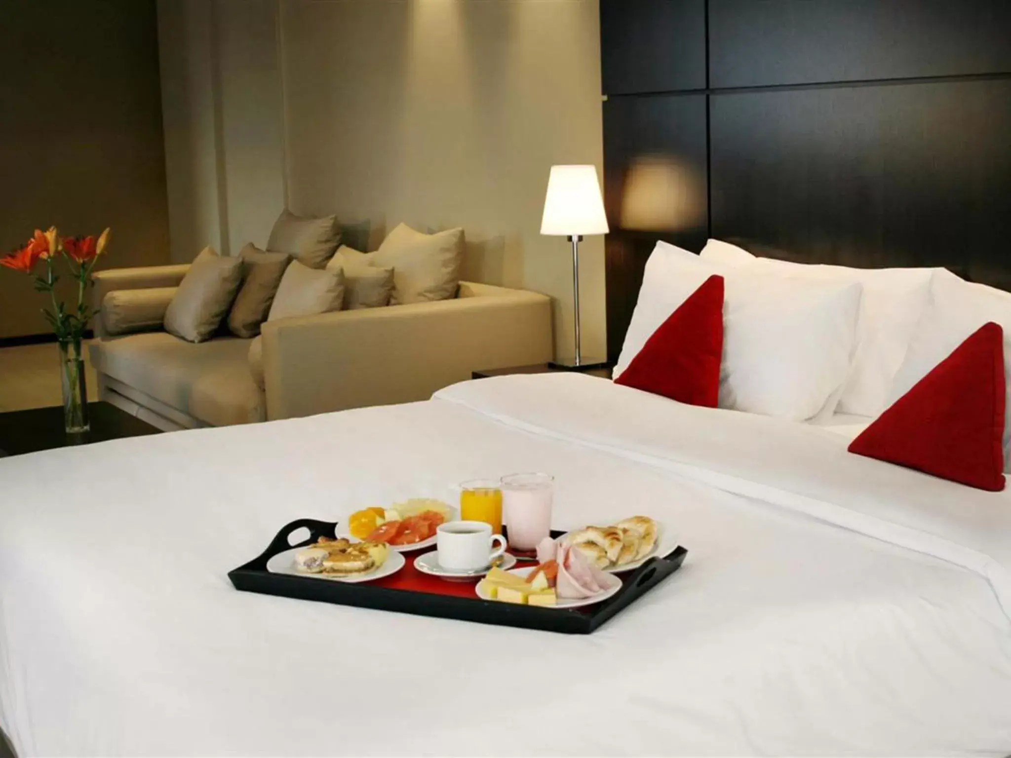 Food, Bed in HTL City Baires