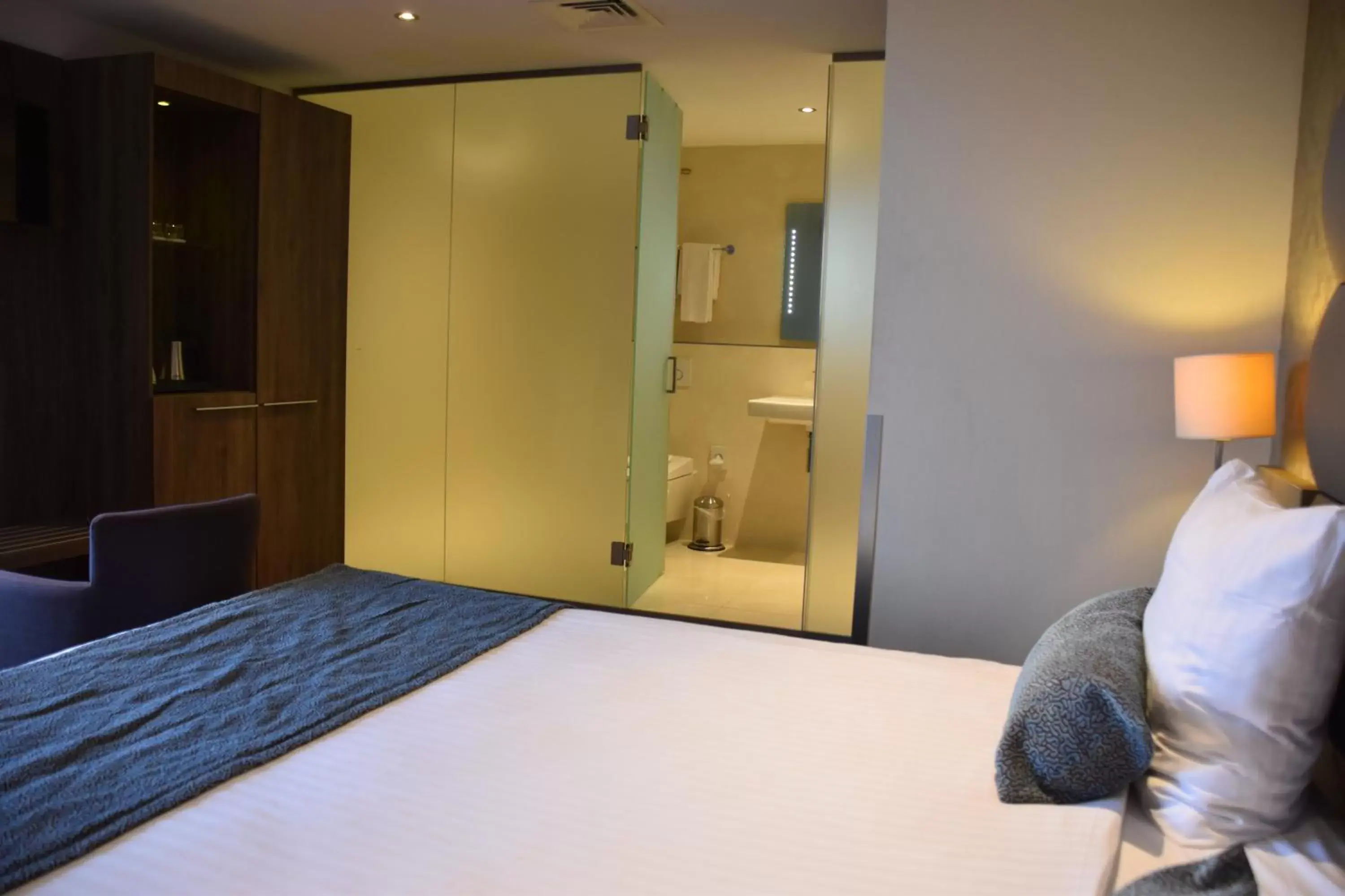 Bathroom, Bed in OZO Hotels Arena Amsterdam