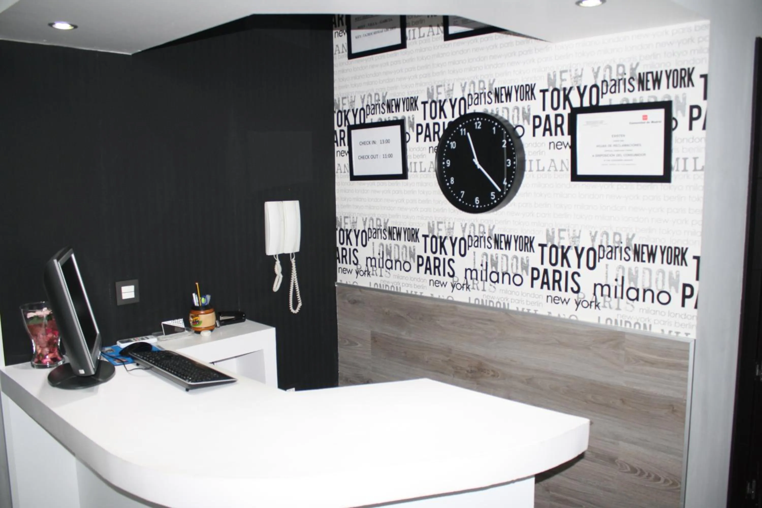 Lobby or reception in Hostal MH Fuencarral