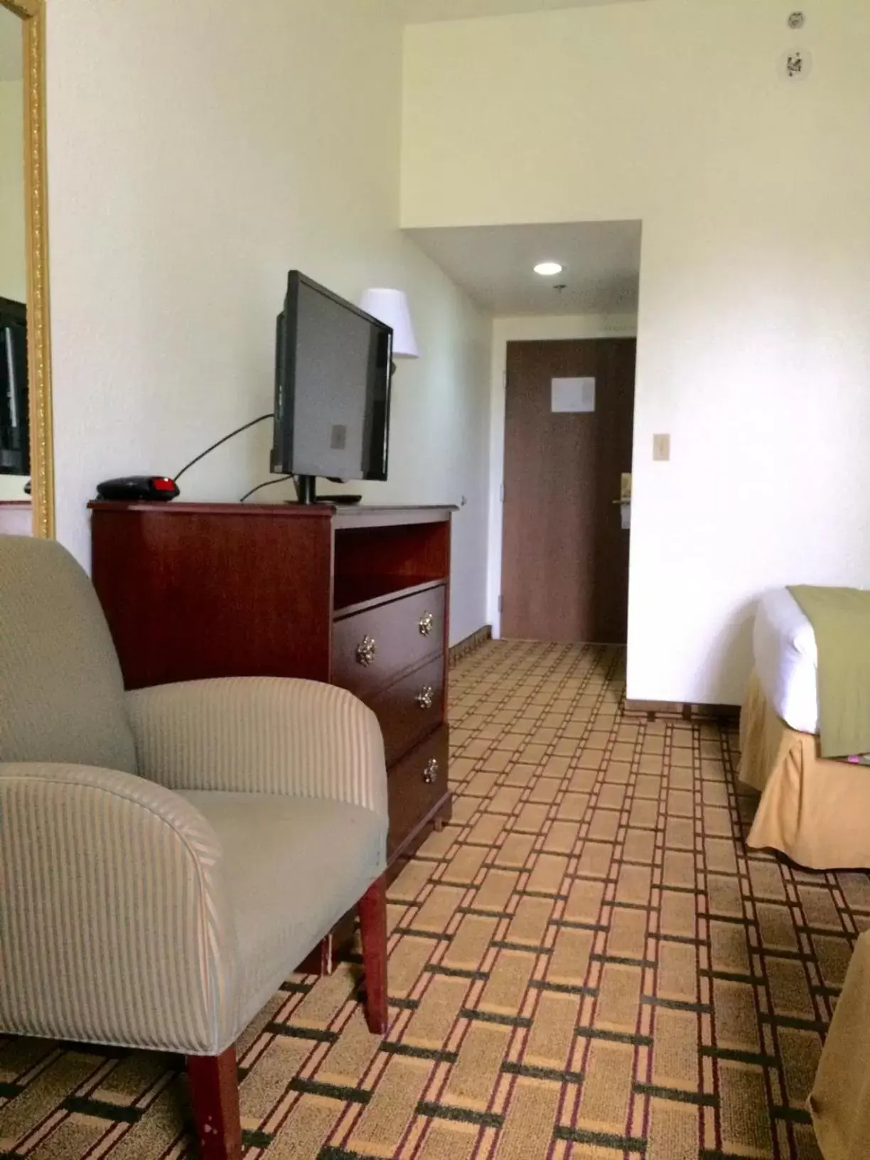 Photo of the whole room, TV/Entertainment Center in Ruskin Inn Tampa-Sun City Center