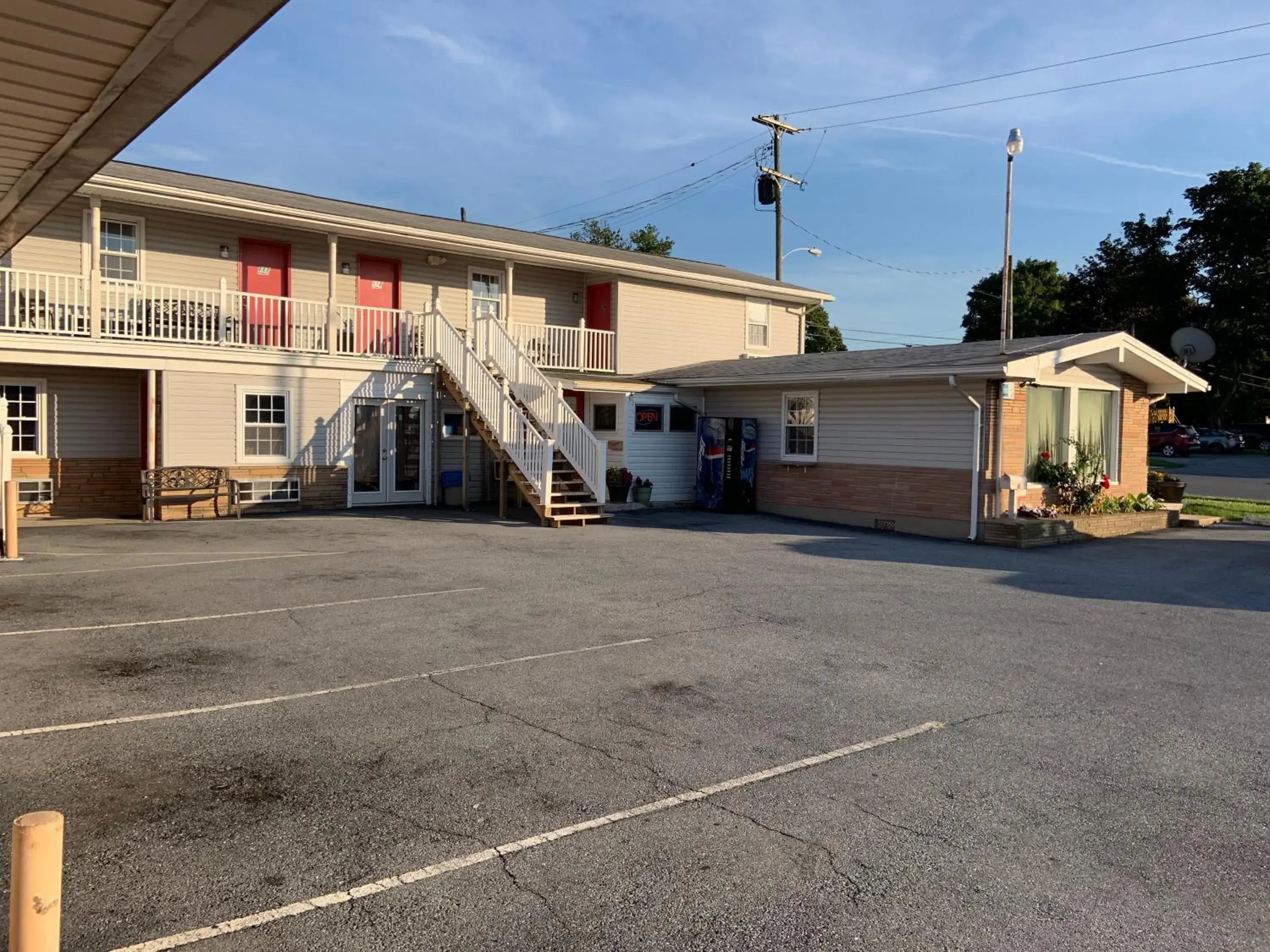 Property Building in Dutch Motel Palmyra