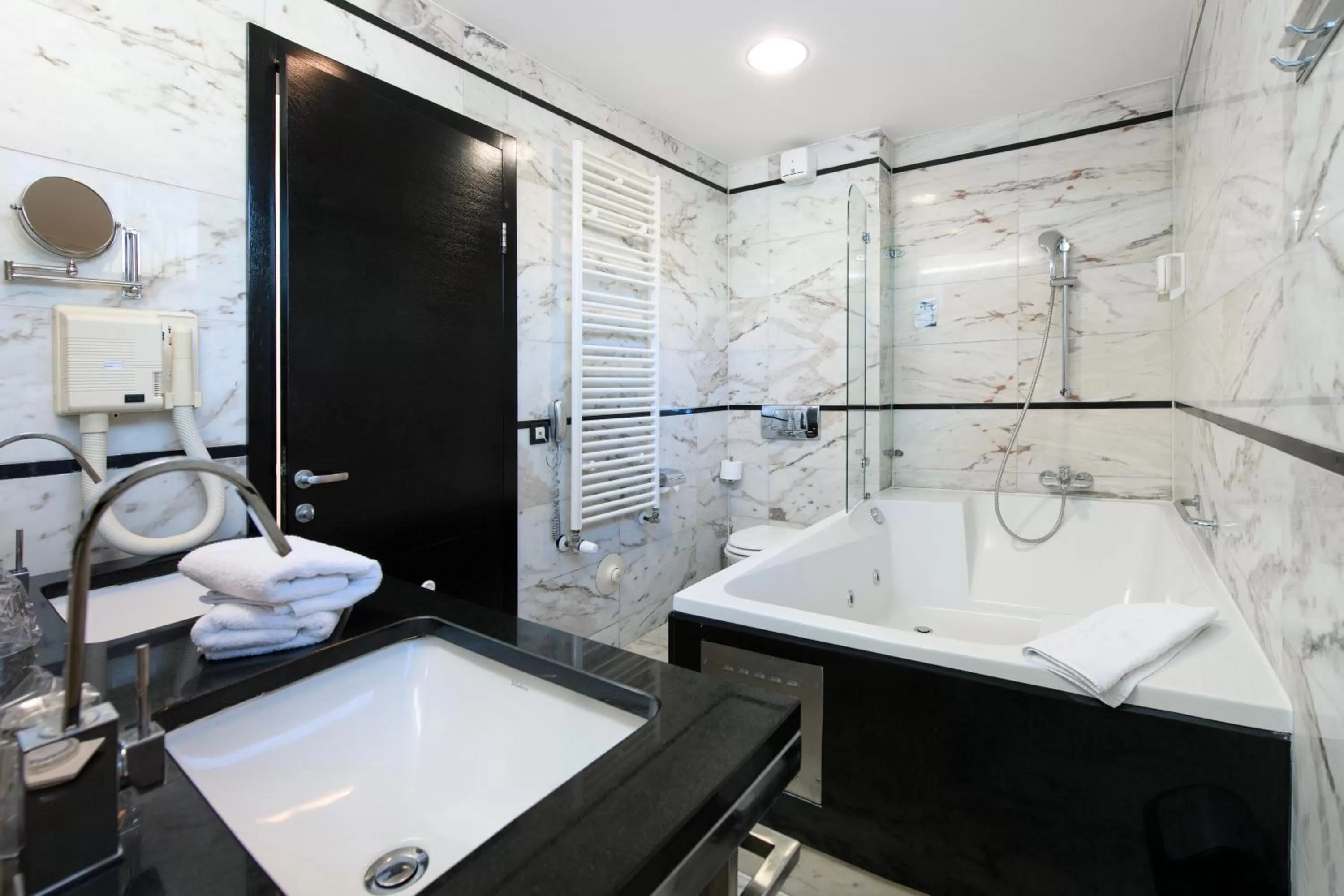 Toilet in Hotel San Antonio