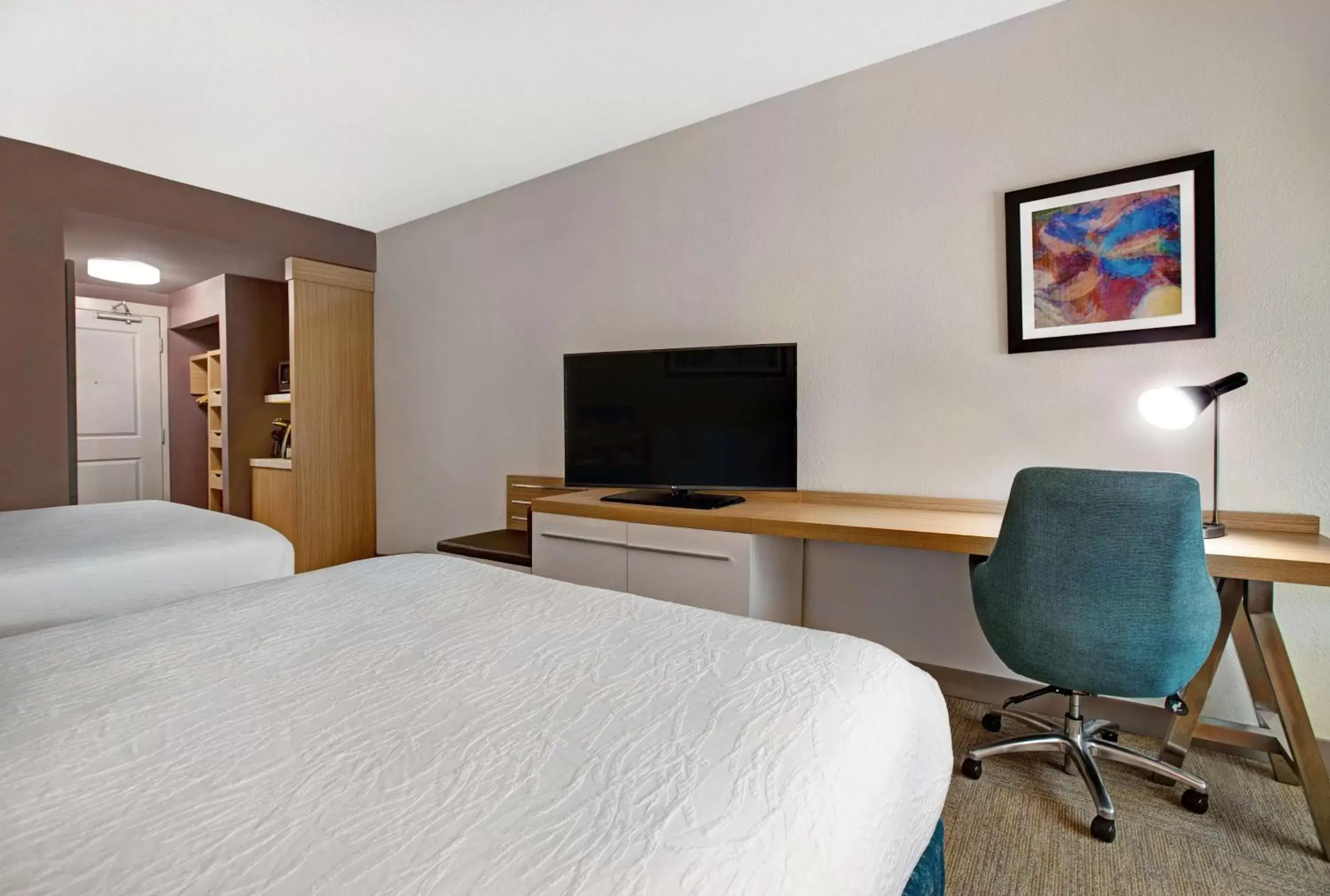 Bedroom, TV/Entertainment Center in Hilton Garden Inn Memphis/Southaven