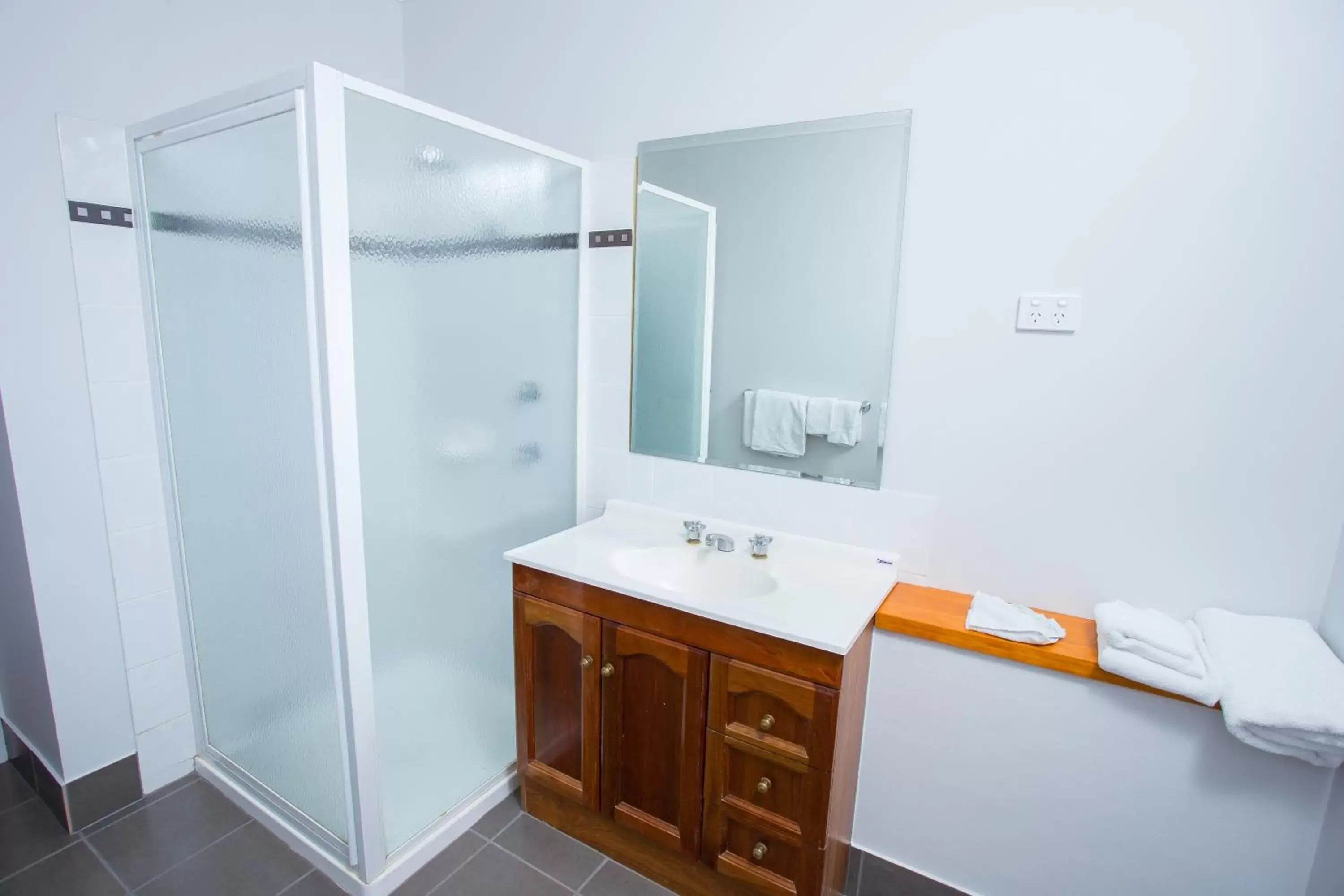 Bathroom, Kitchen/Kitchenette in Wilsonton Hotel Toowoomba