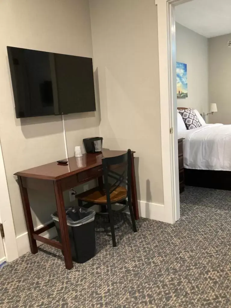 TV/Entertainment Center in Country Squire Inn and Suites