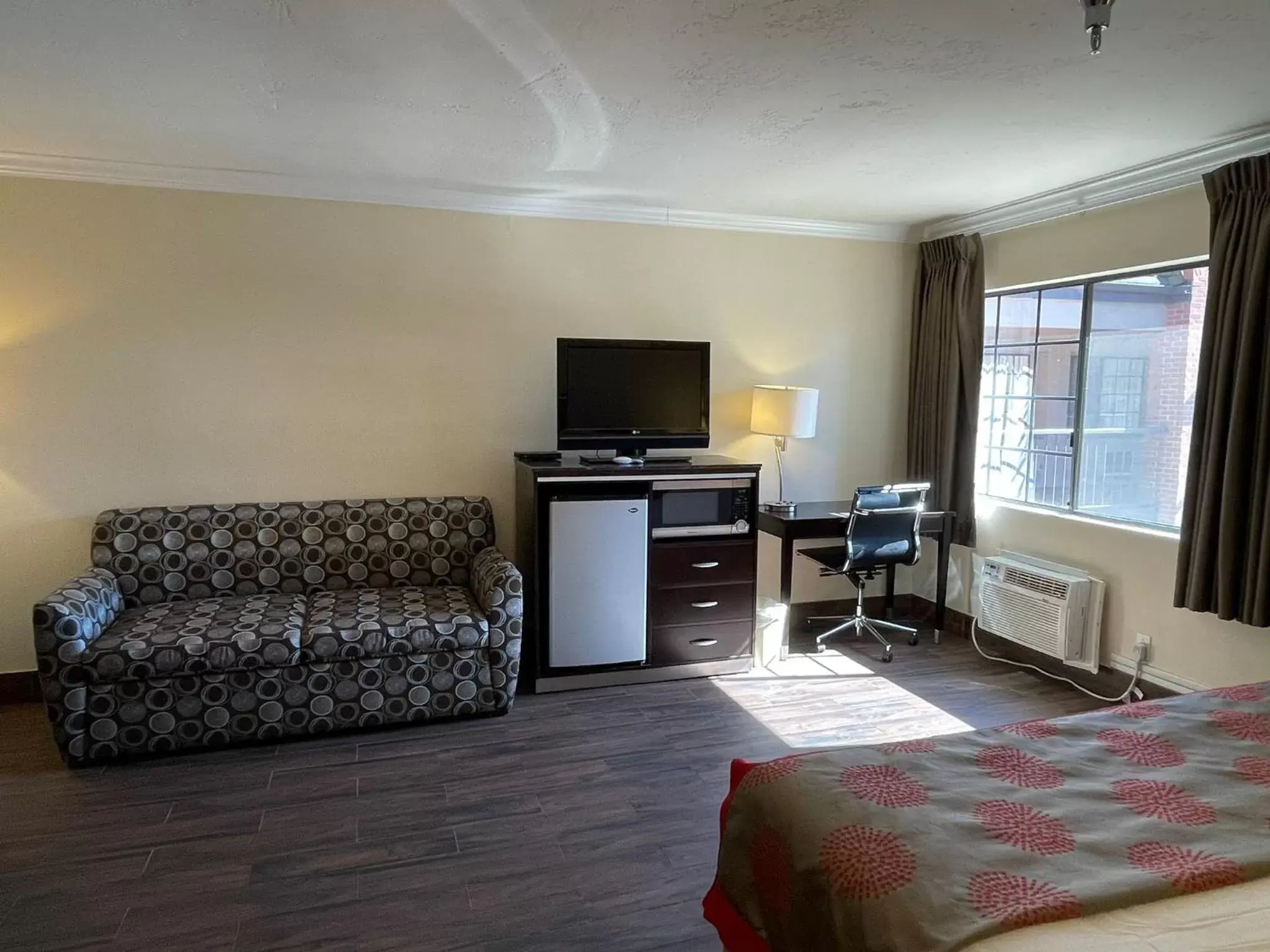 Bedroom, Seating Area in Ramada by Wyndham San Diego Poway Miramar