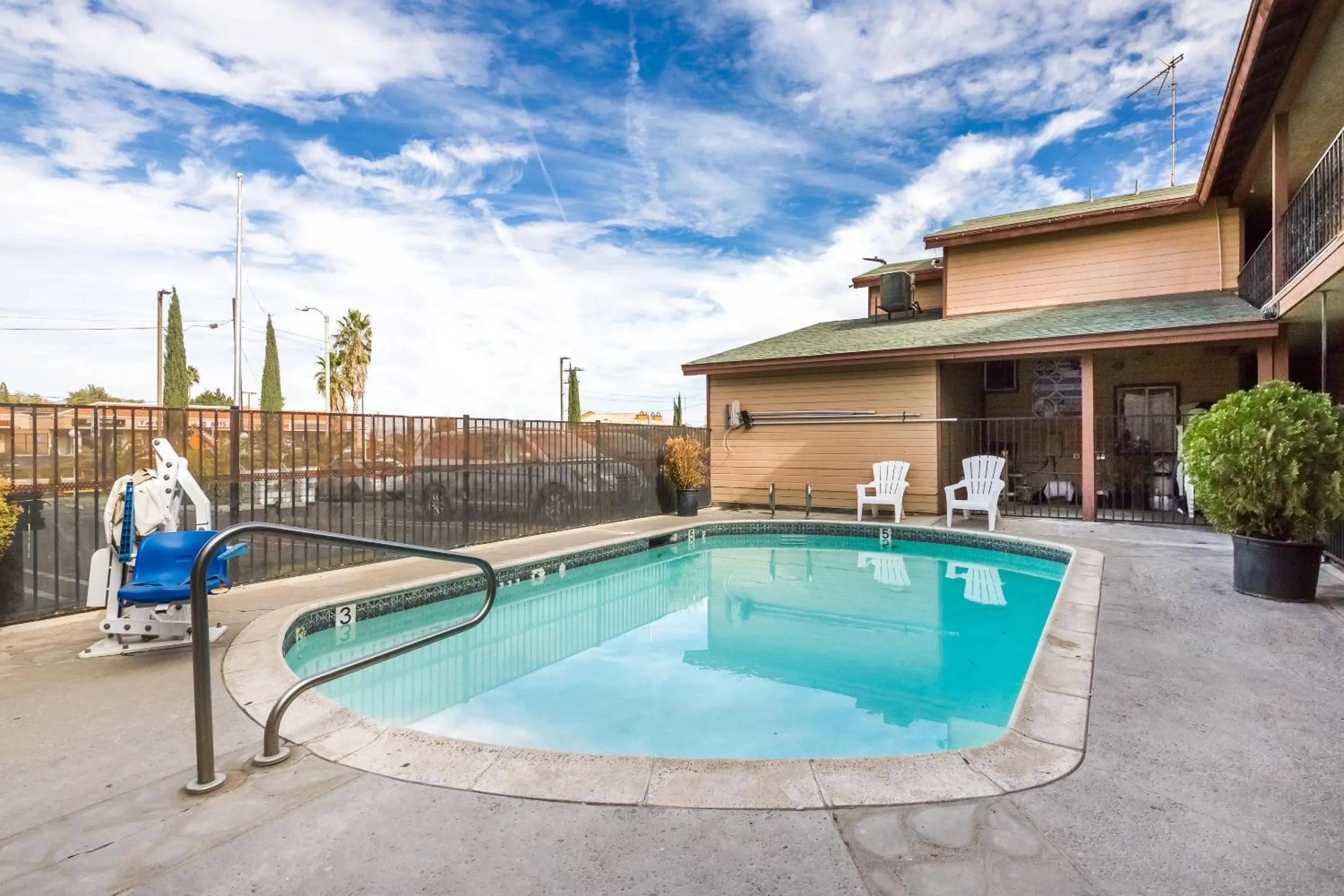 Swimming pool in Quality Inn Victorville - Hesperia I-15