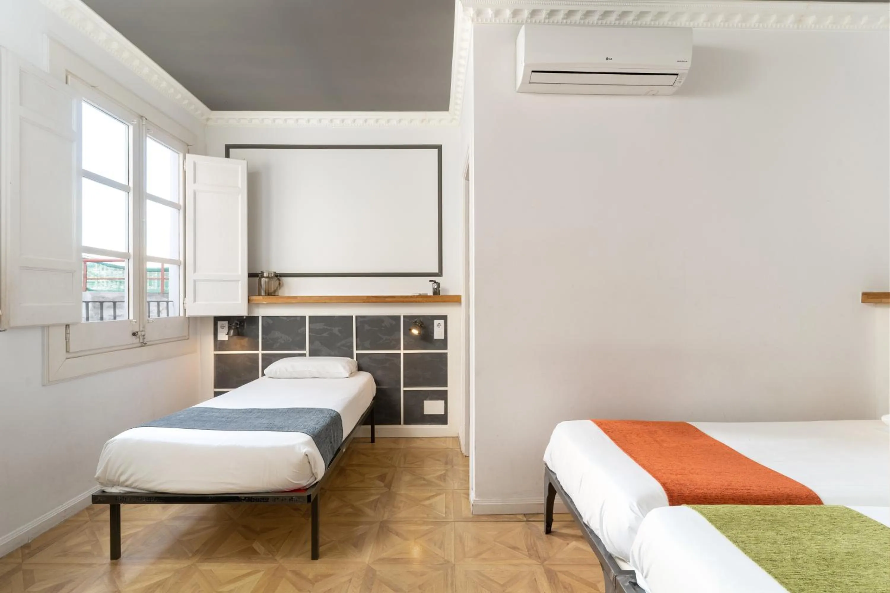 Indoor Triple Room in Casa Gracia