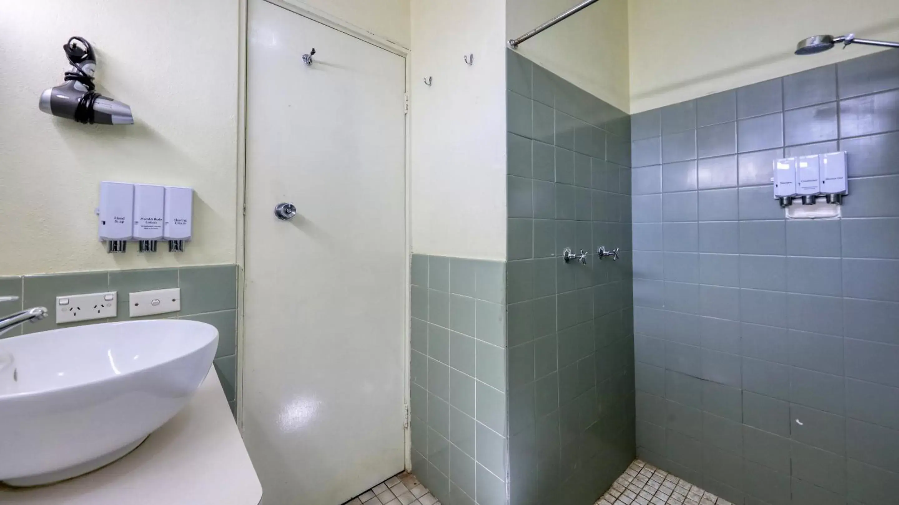 Bathroom in Silver Oaks Motel