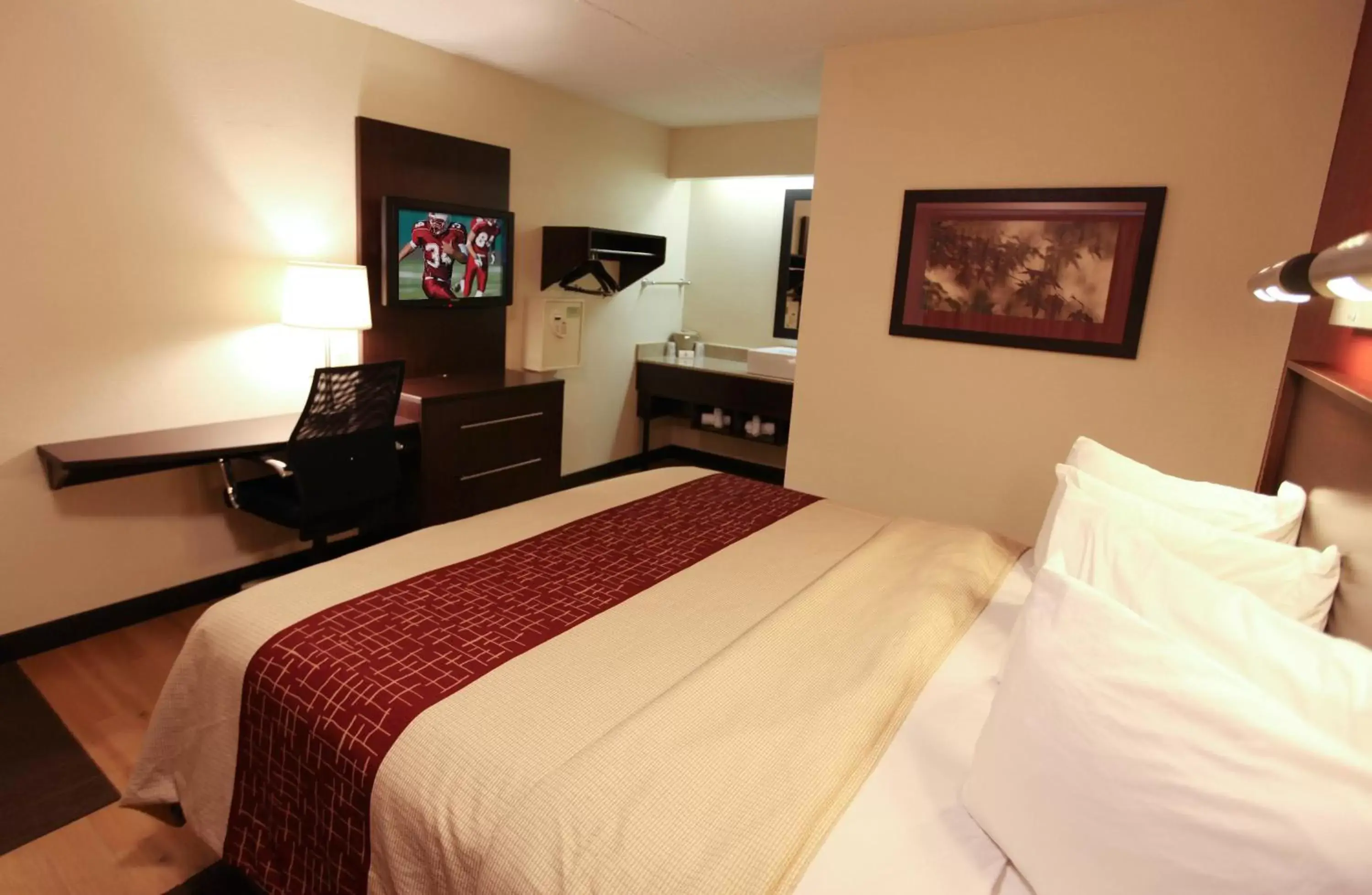 Photo of the whole room, Bed in Red Roof Inn PLUS+ Philadelphia Airport