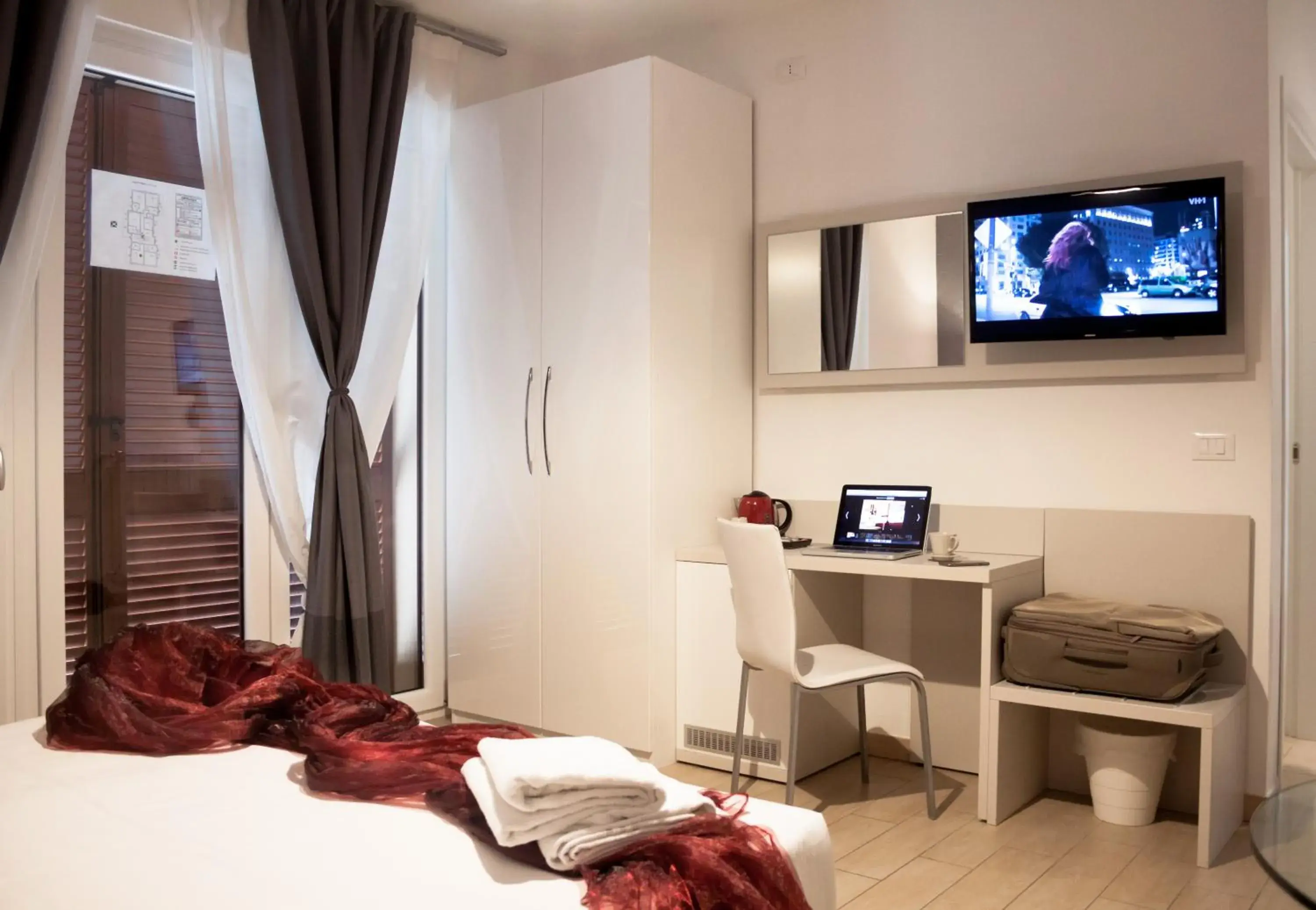 Bedroom, TV/Entertainment Center in Hotel Rossovino Como