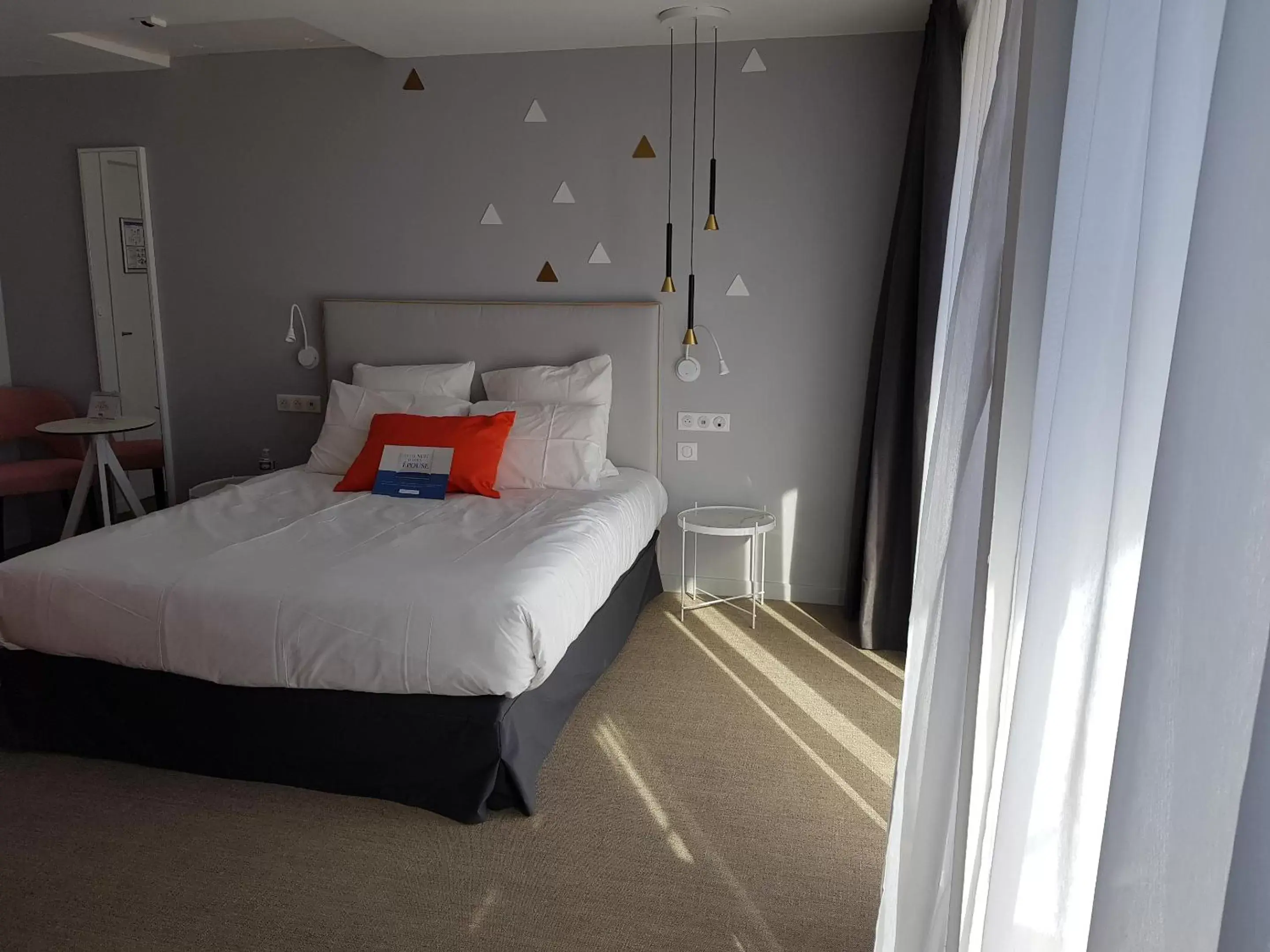 Bedroom, Bed in KYRIAD LYON EST – Saint Quentin Fallavier
