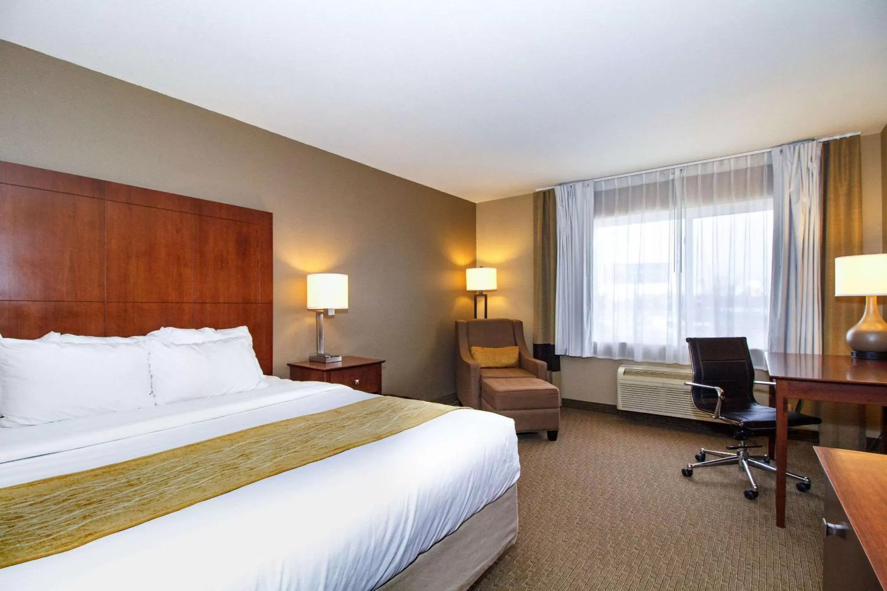 Photo of the whole room, Bed in Comfort Inn & Suites East Moline near I-80