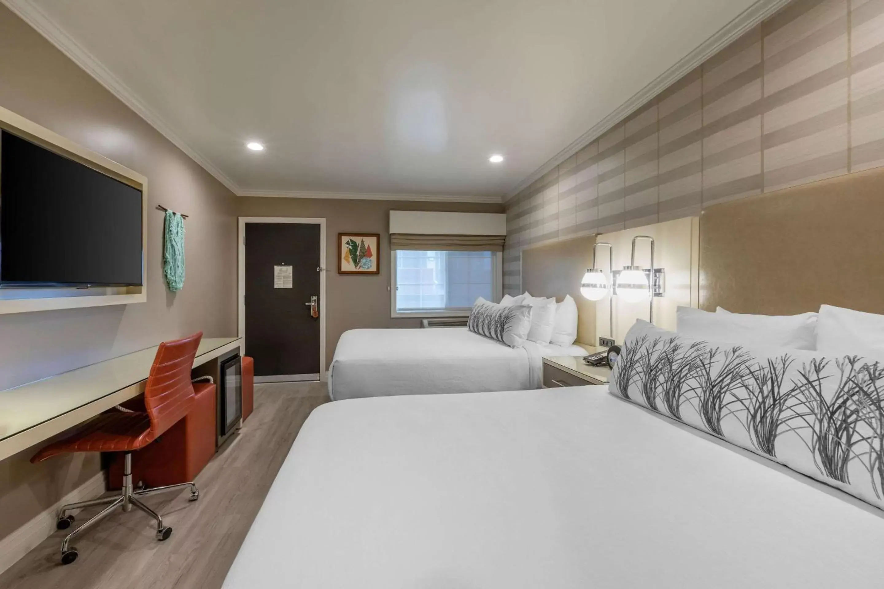 Photo of the whole room, Bed in Bluestem Hotel Torrance Los Angeles, Ascend Hotel Collection