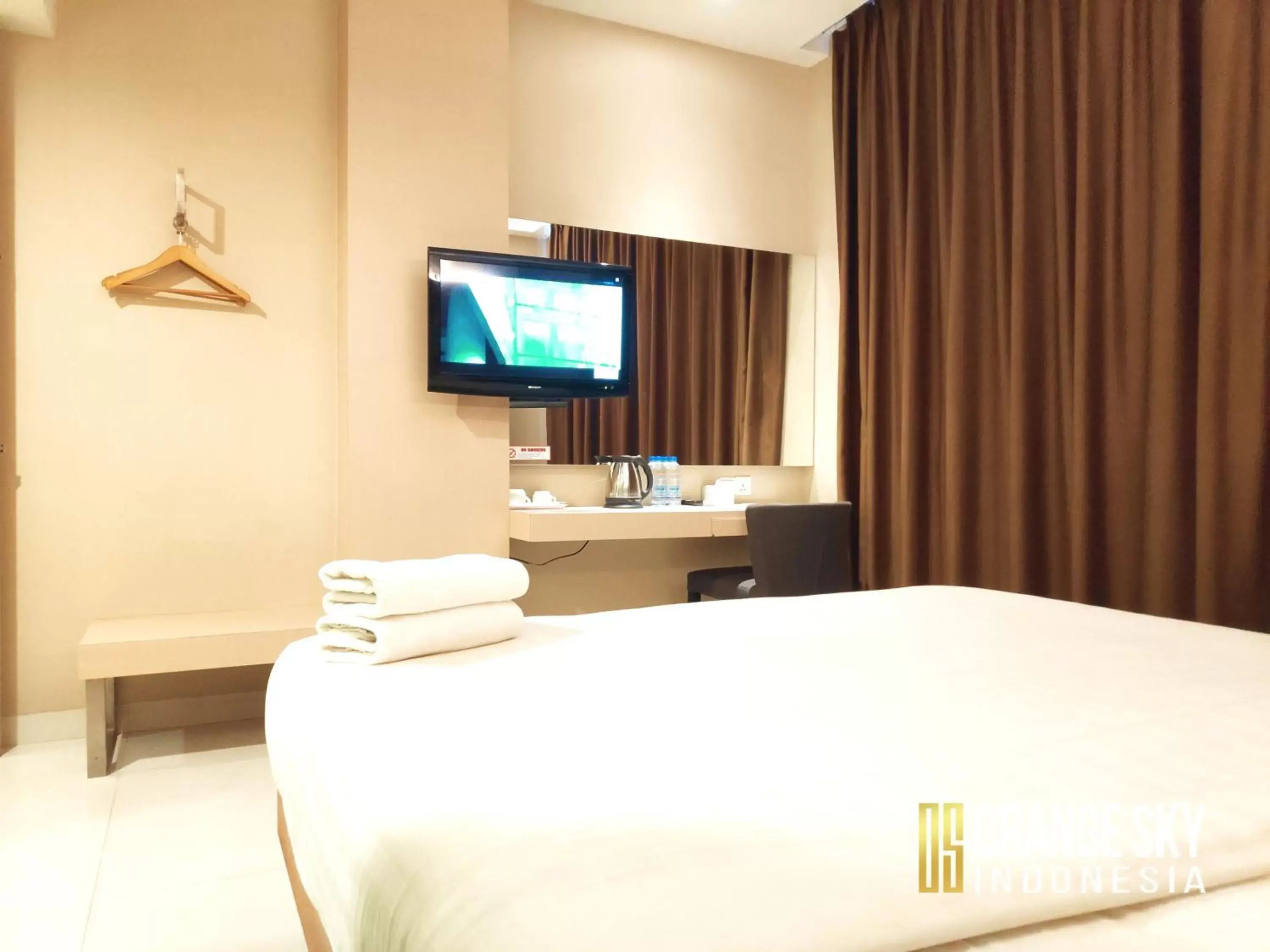 TV and multimedia, Bed in OS Hotel Airport Batam