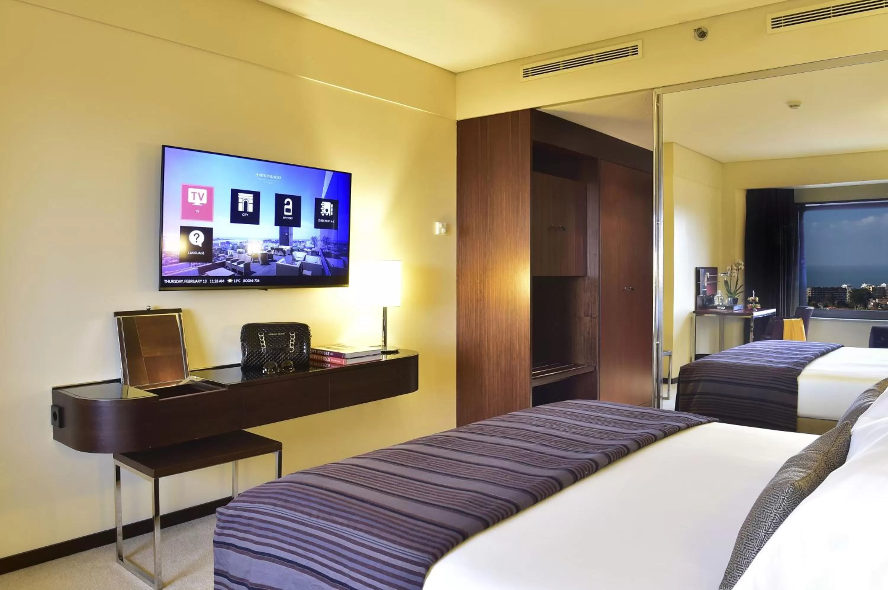 TV and multimedia, Bed in Porto Palácio Hotel by The Editory