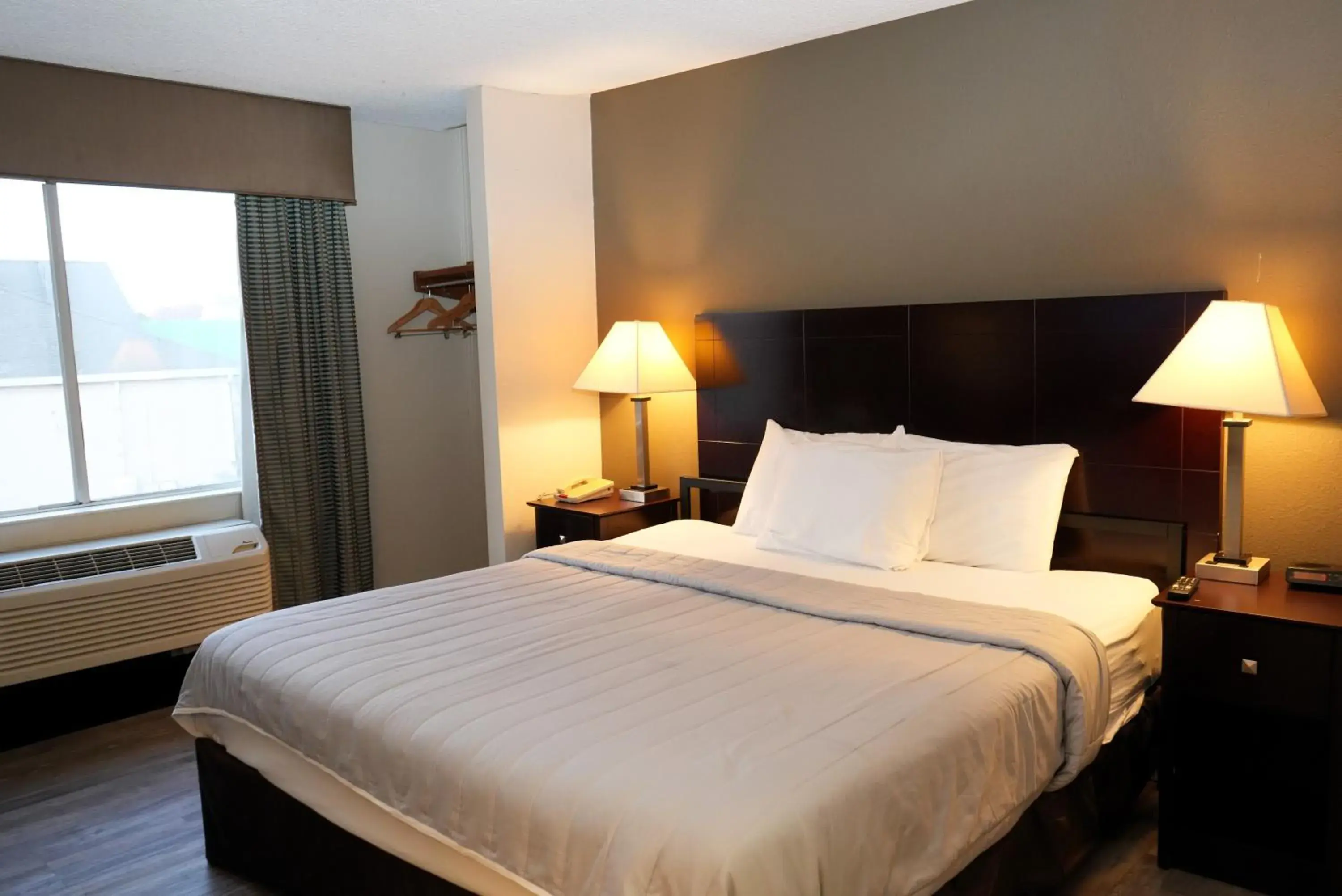 Bed in Copley Inn & Suites, Copley - Akron
