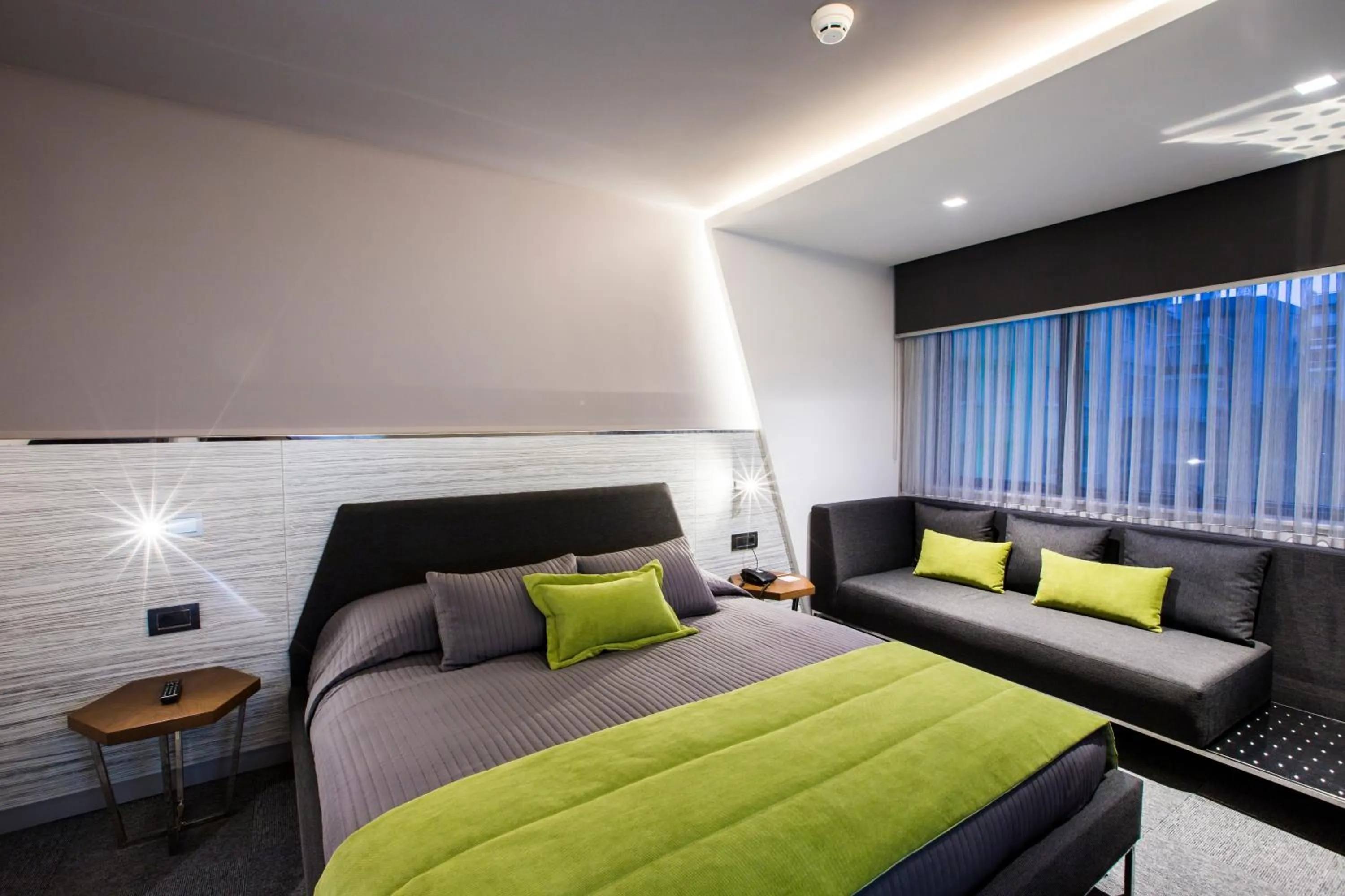 Deluxe King Room in Zeniva Hotel