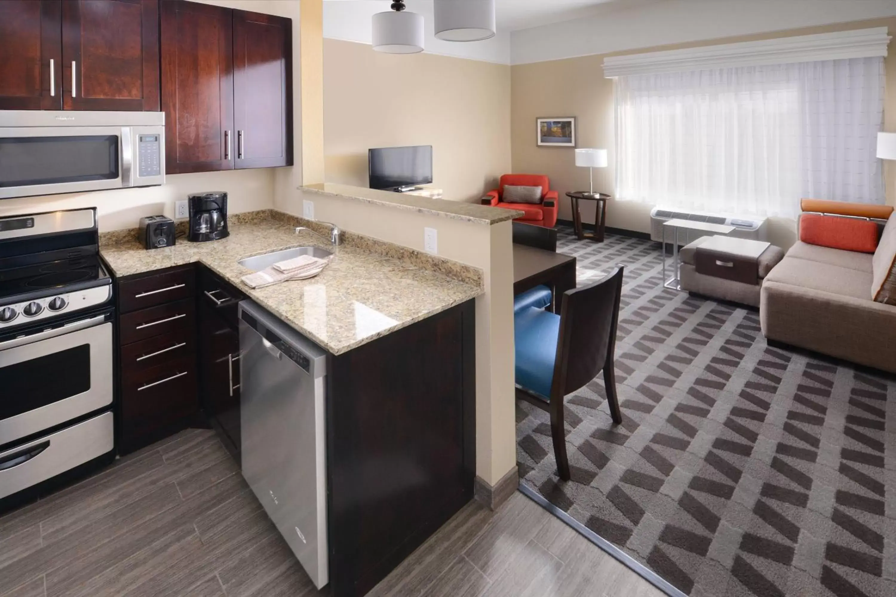 Living room, Kitchen/Kitchenette in TownePlace Suites by Marriott Houston Galleria Area