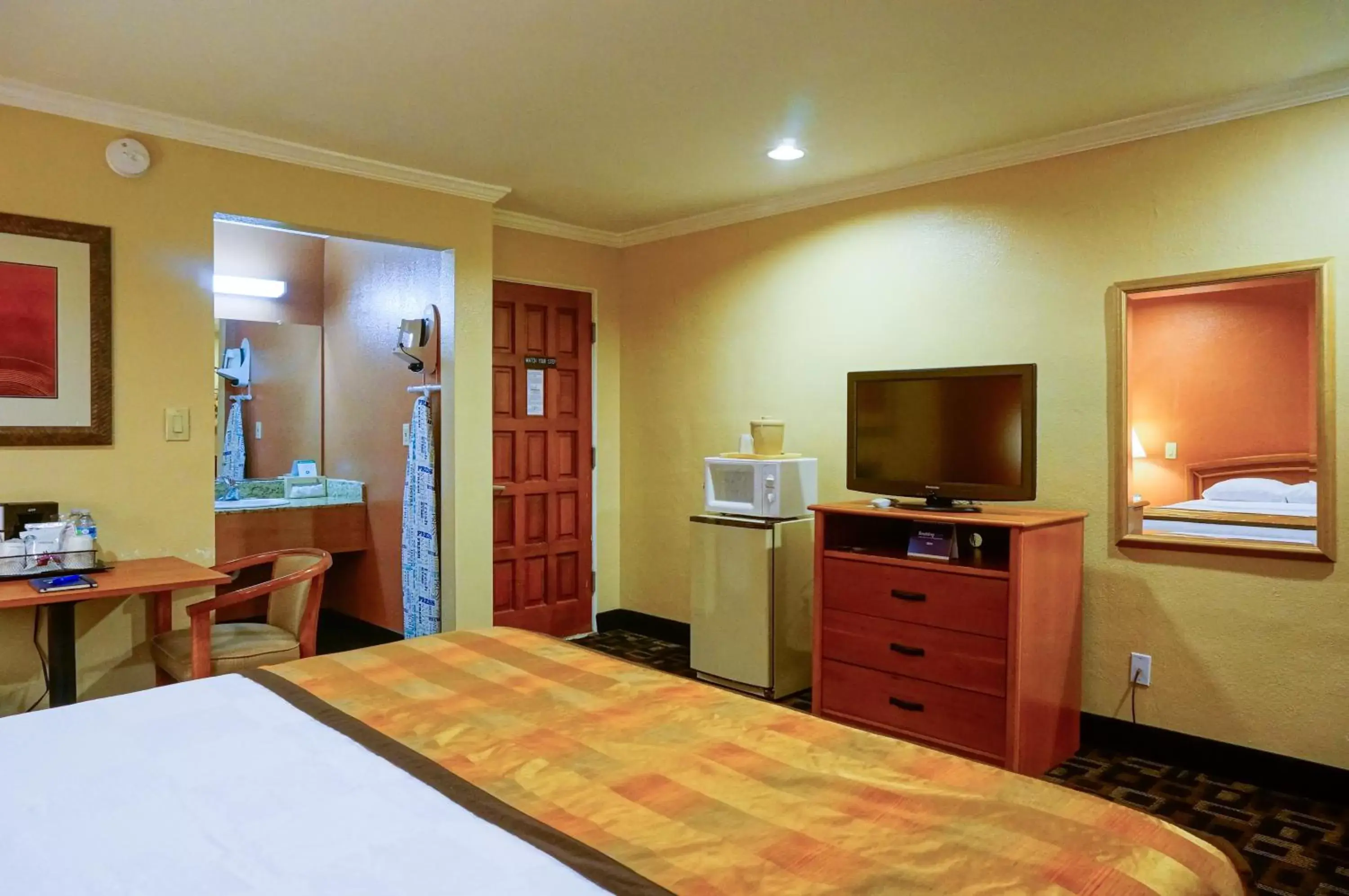 Bedroom, TV/Entertainment Center in Hotel Parmani