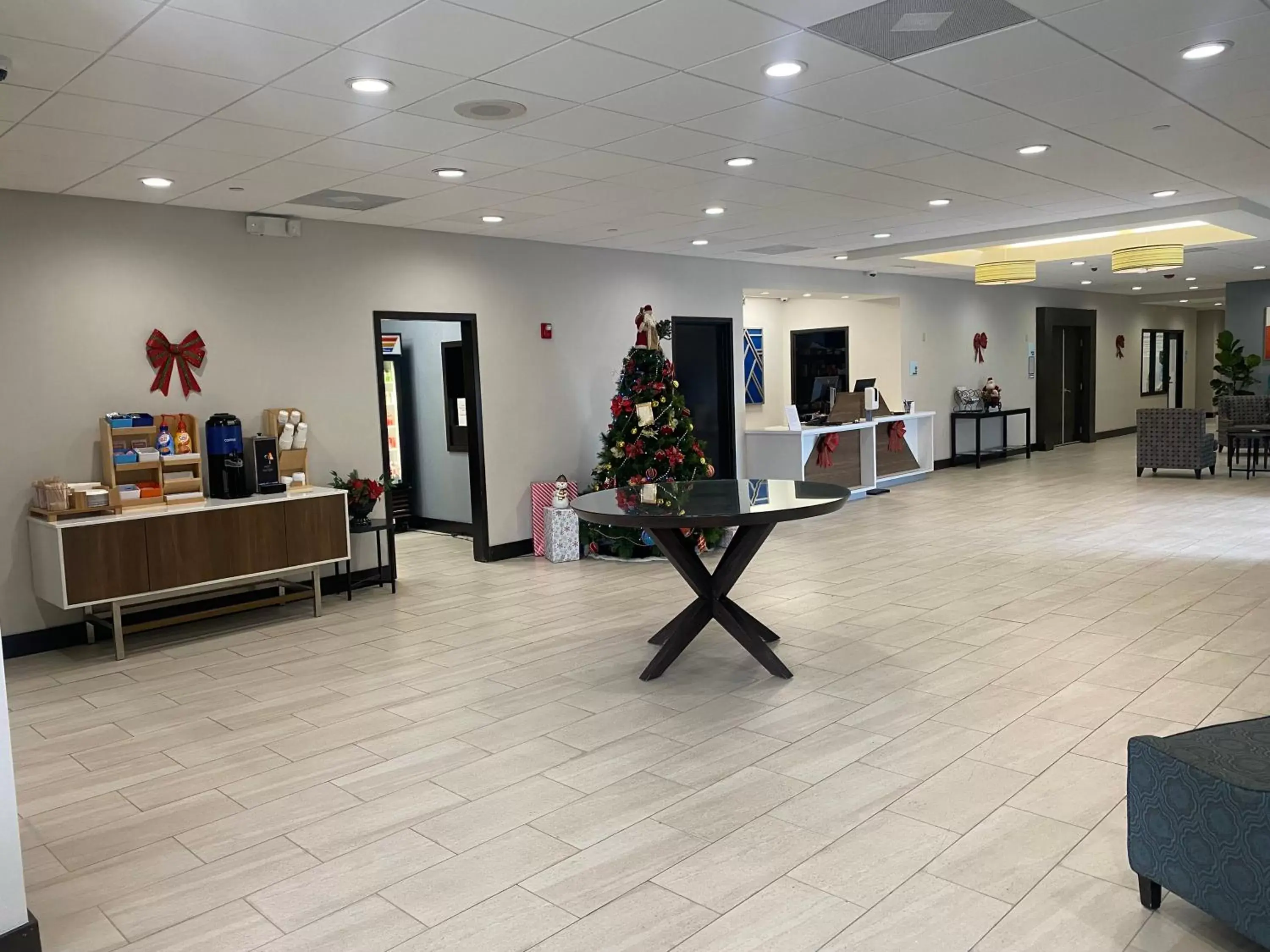 Lobby or reception in Holiday Inn Express Hotel & Suites Hermosa Beach, an IHG Hotel