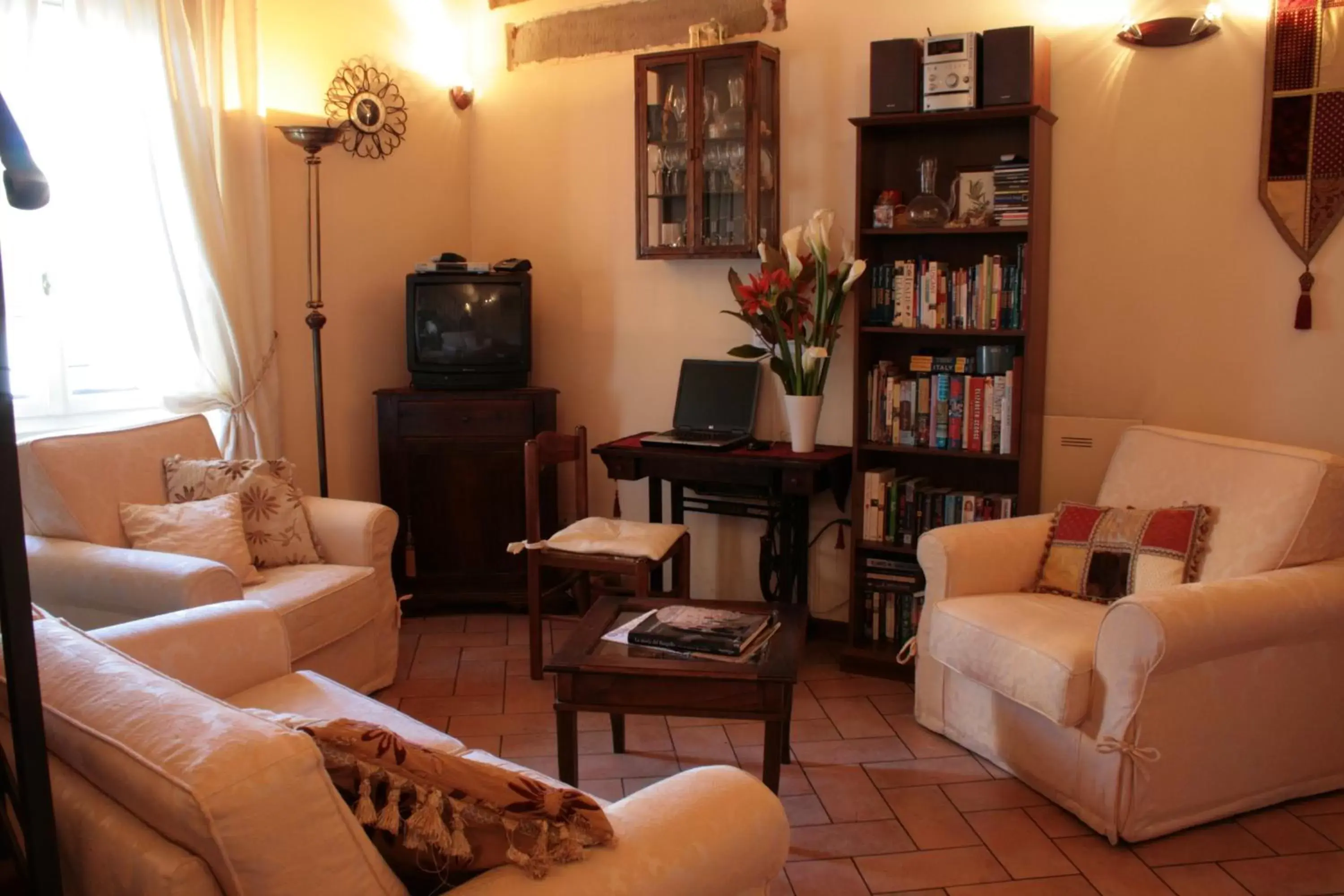 Communal lounge/ TV room, Library in Bed & Breakfast Il Bargello