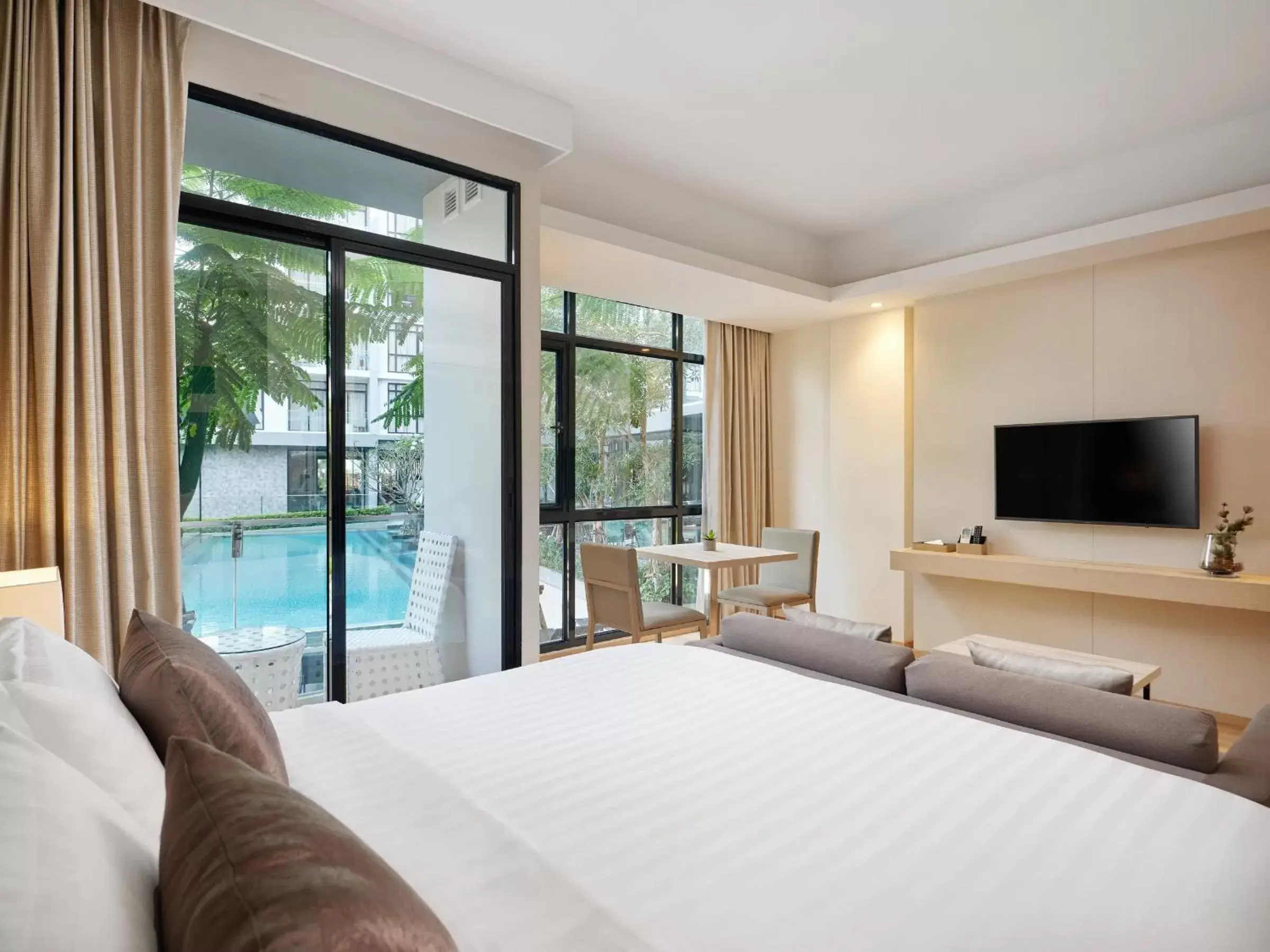 Pool view, Bed in Arden Hotel and Residence by At Mind