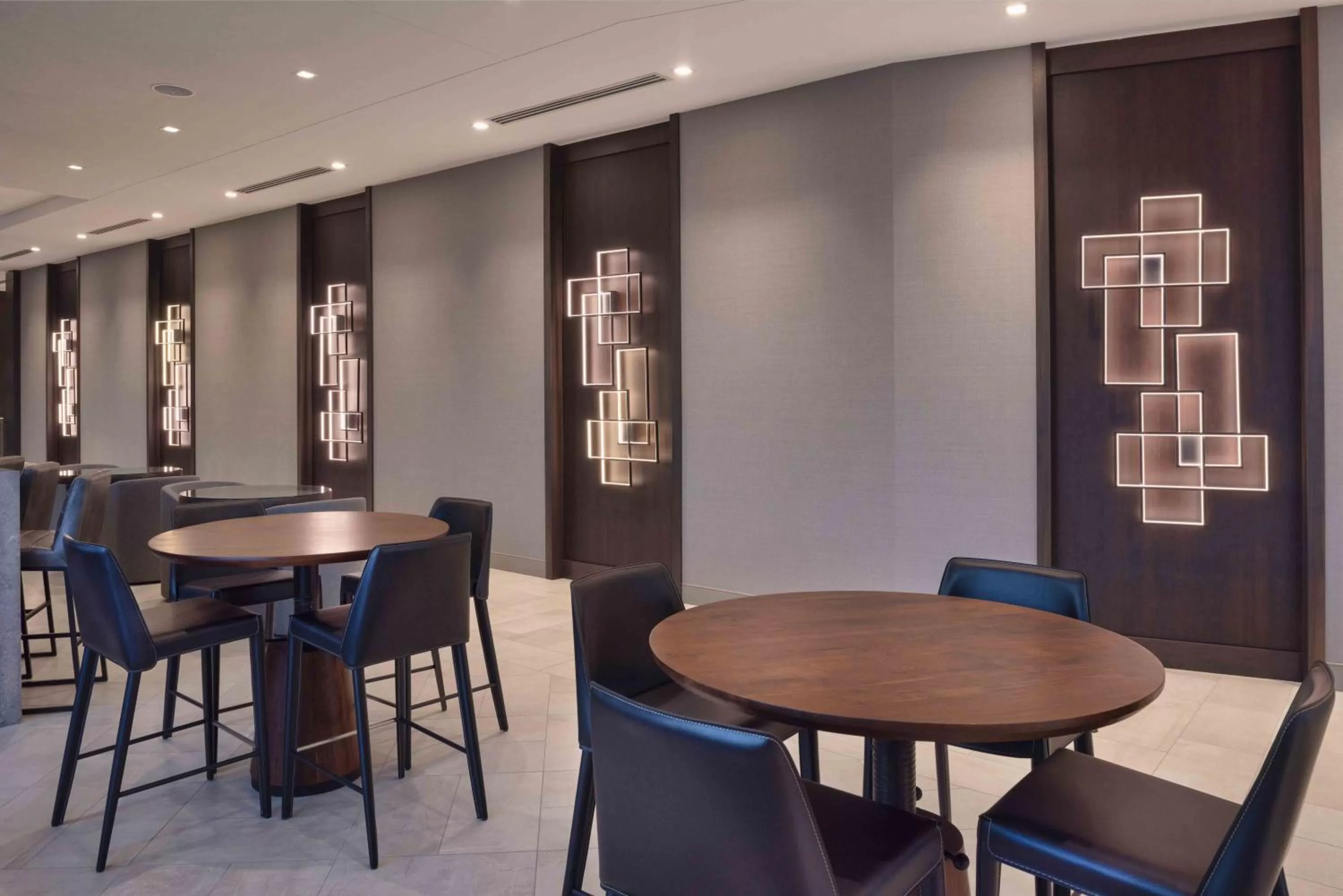 Lounge or bar in Holiday Inn Express - Boston Logan Airport - Revere by IHG