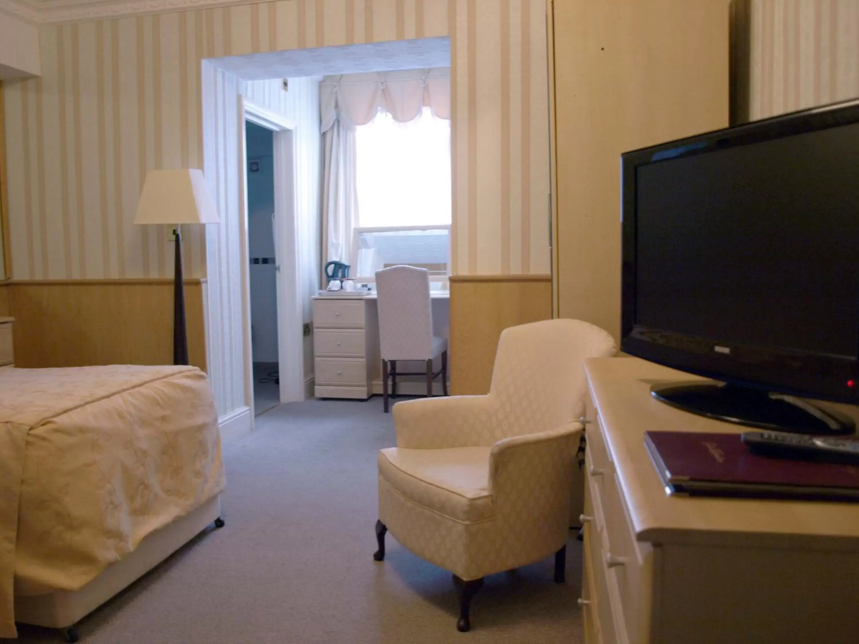 Bed, TV/Entertainment Center in Clifton Park Hotel - Exclusive to Adults