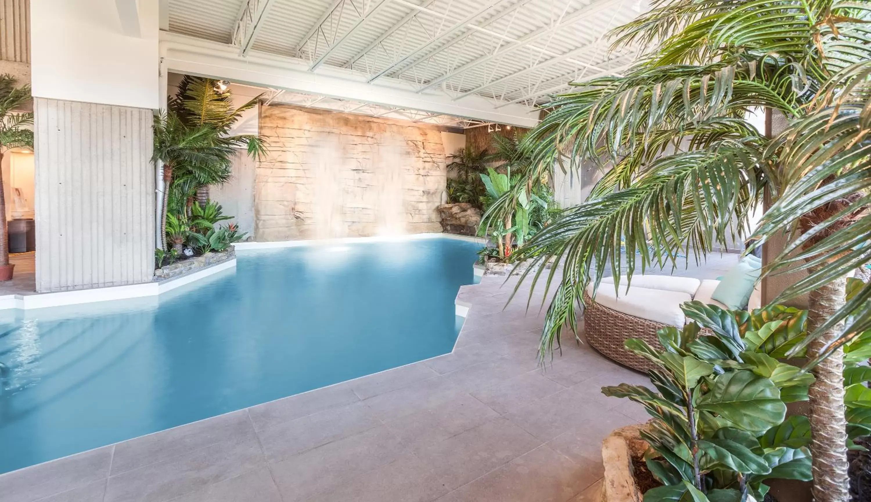 Swimming Pool in Hôtel Le Concorde Québec