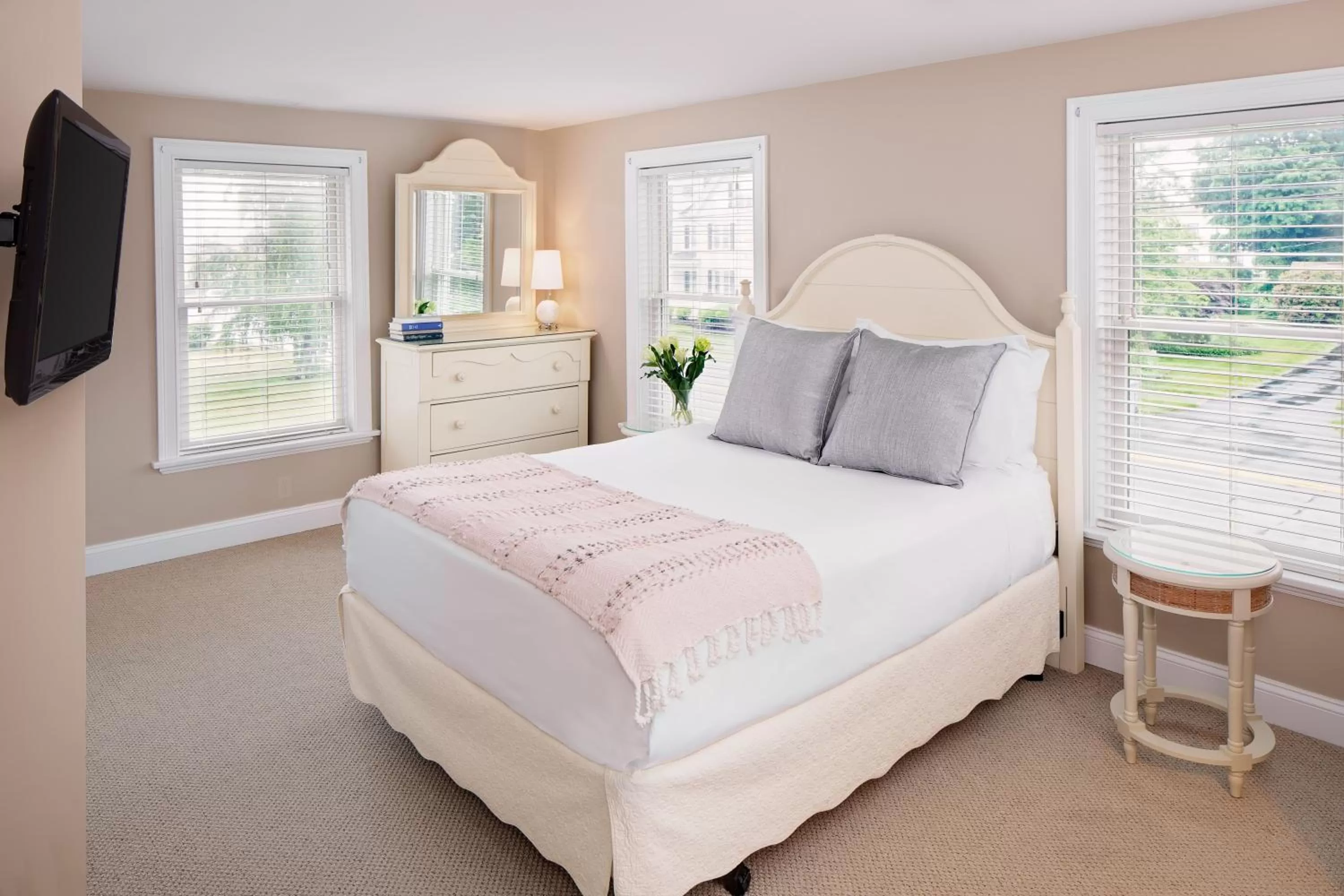 Bed in Inn at Harbor Hill Marina