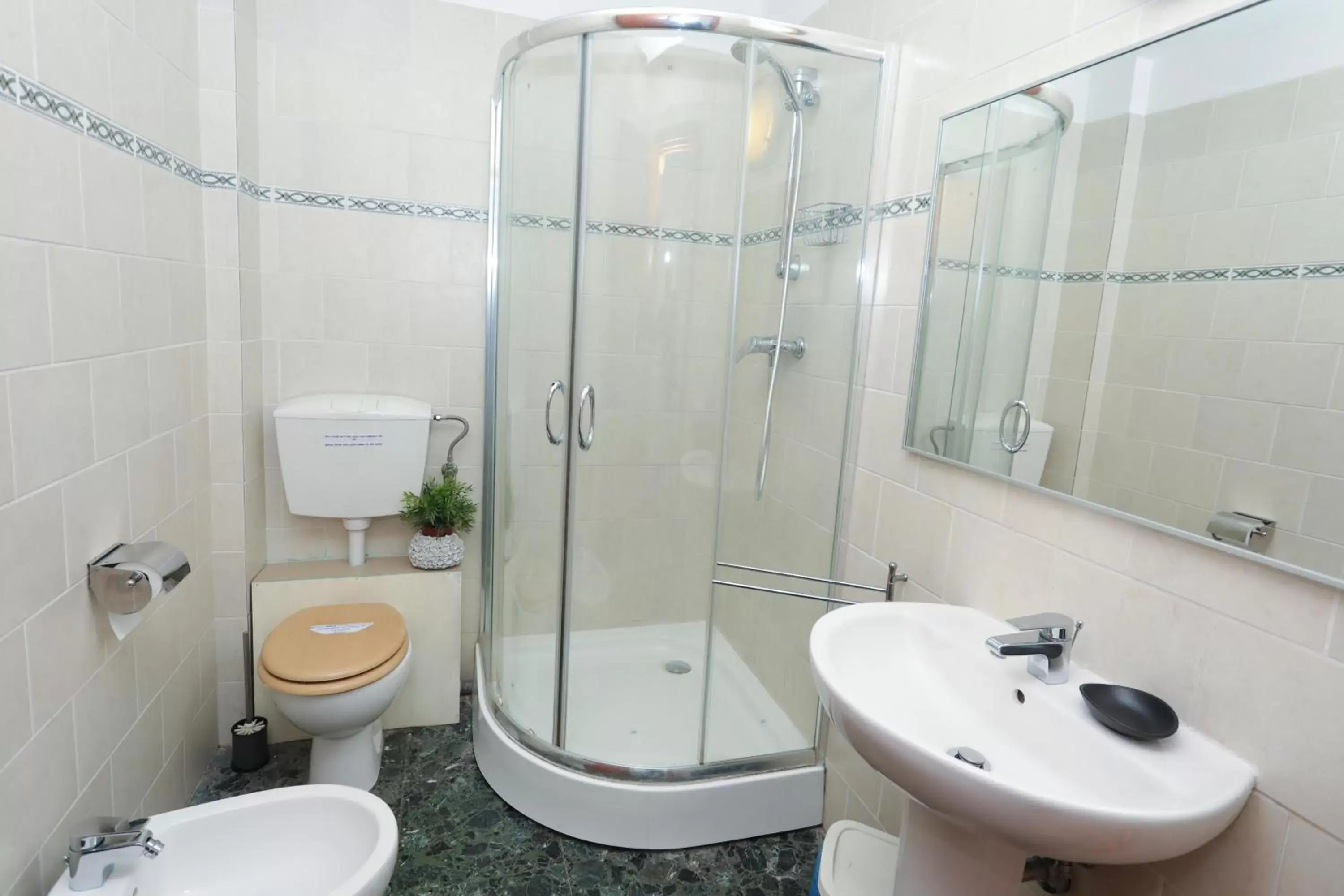 Shower, Bathroom in Soggiorno La Coccinella