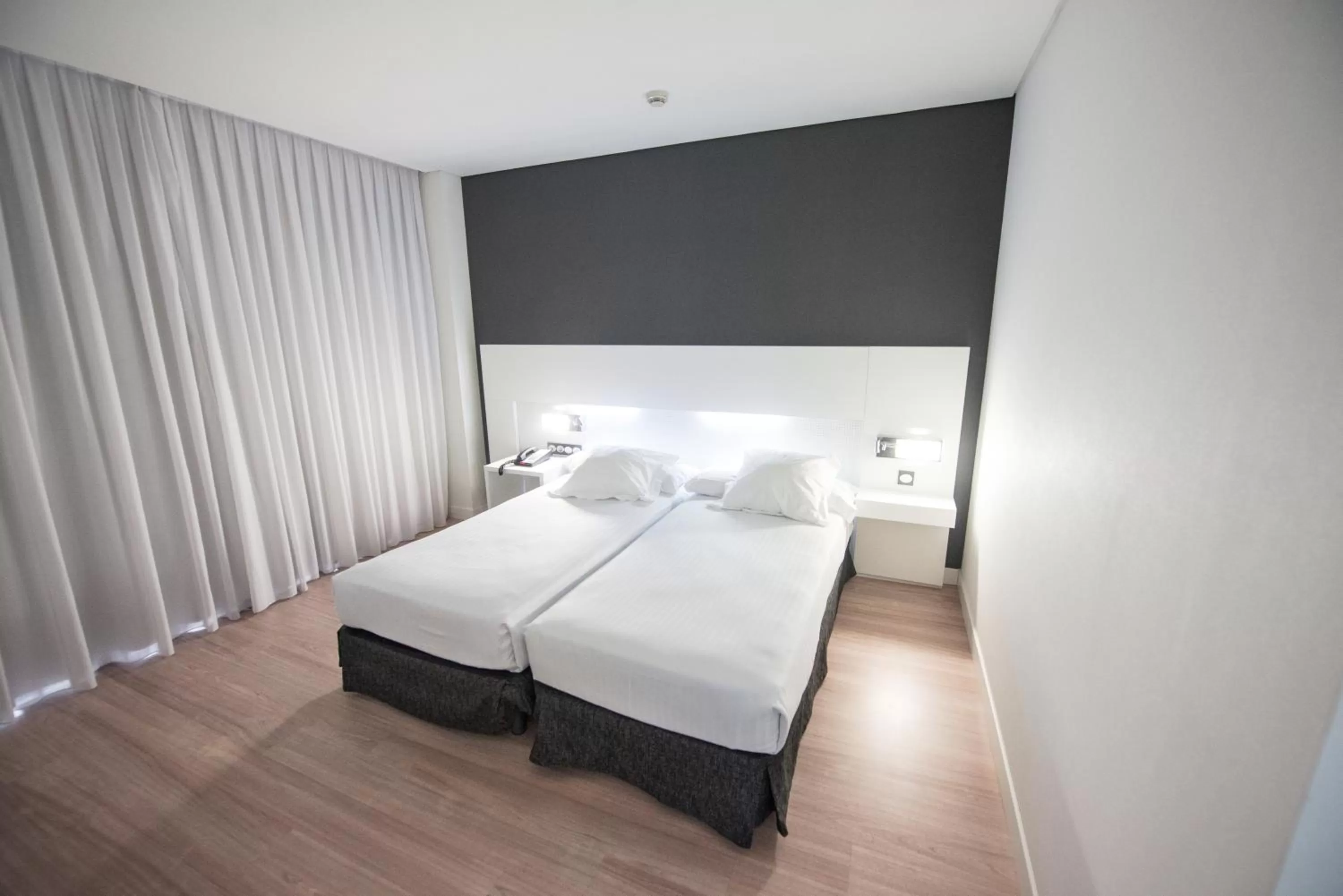 Photo of the whole room, Bed in Axor Feria