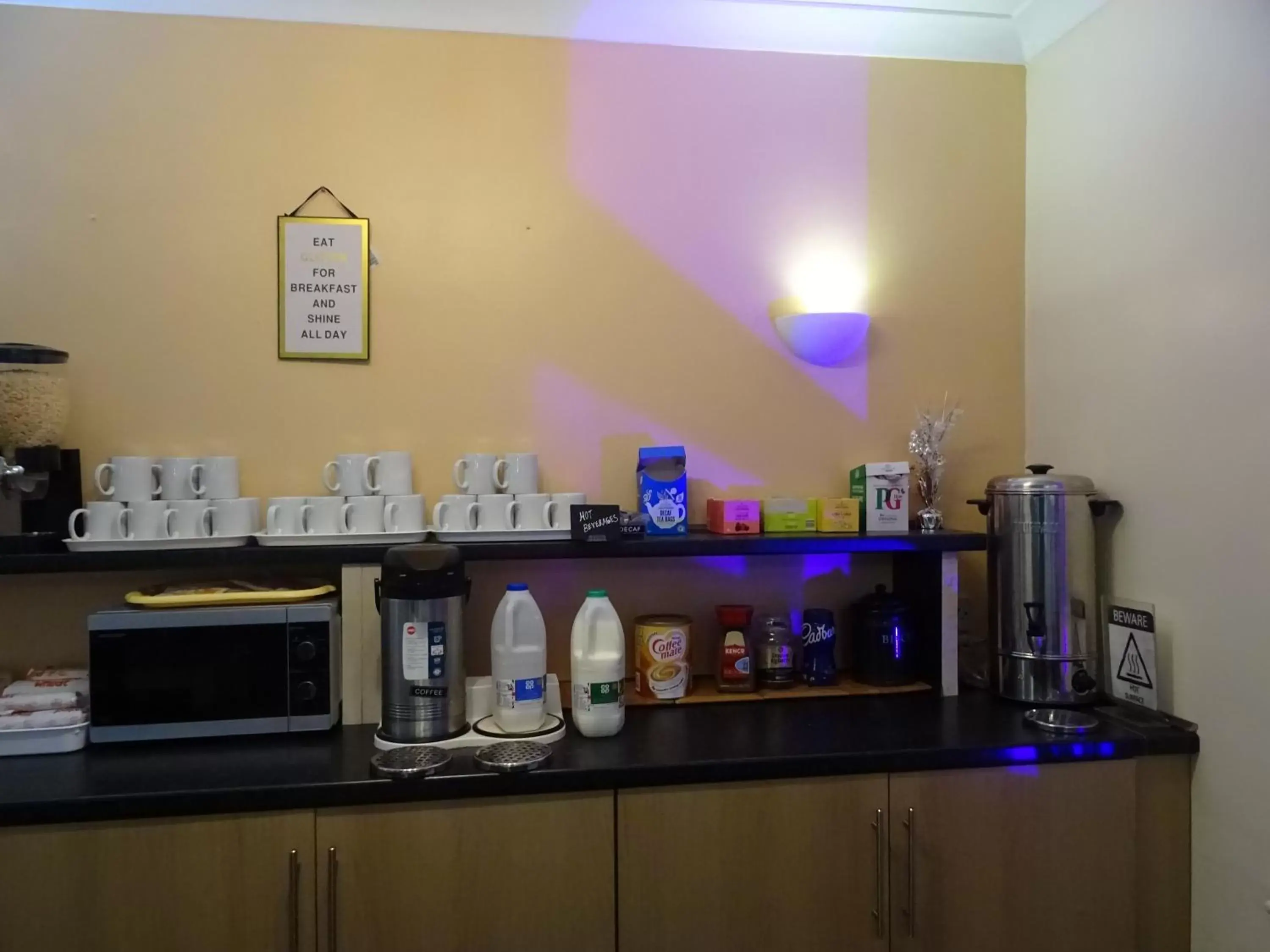 Coffee/tea facilities, Kitchen/Kitchenette in The Gatwick White House Hotel