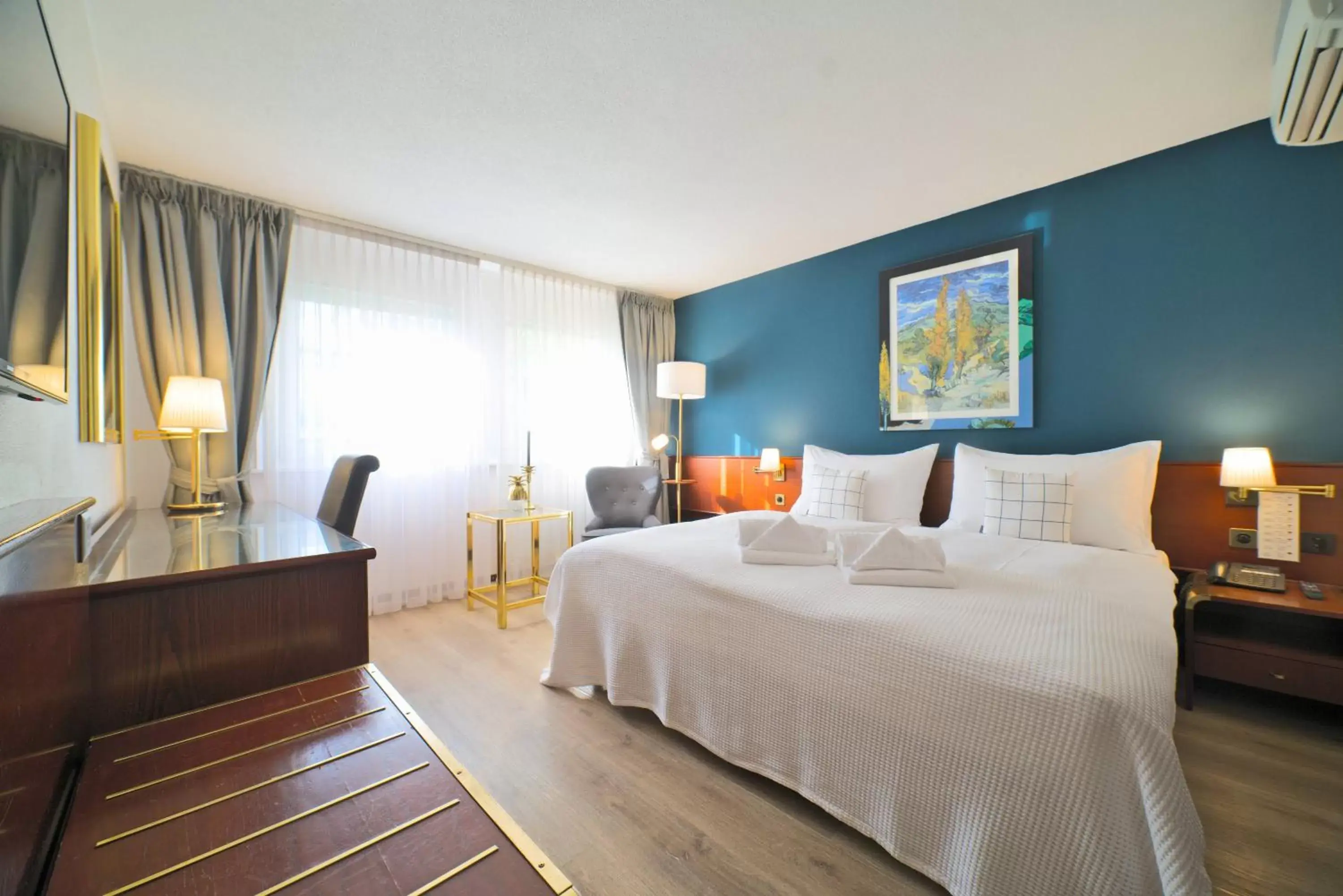 Superior Room with King Bed in Tulip Inn Beaulieu Lausanne Superior Room with King Bed in Tulip Inn Beaulieu Lausanne