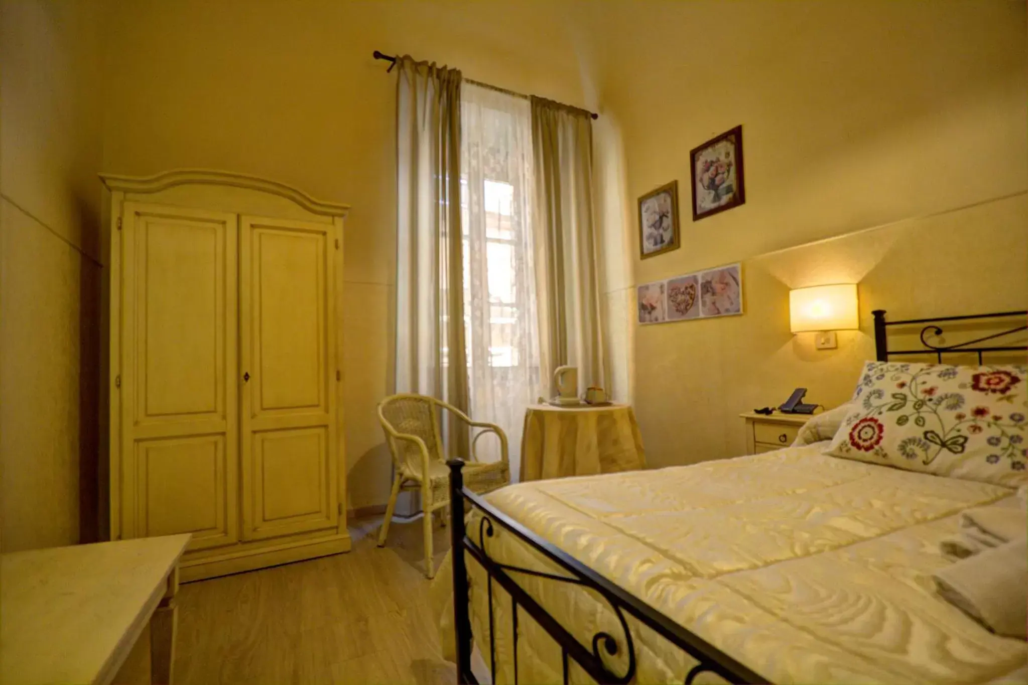 View (from property/room), Bed in Albergo Etruria