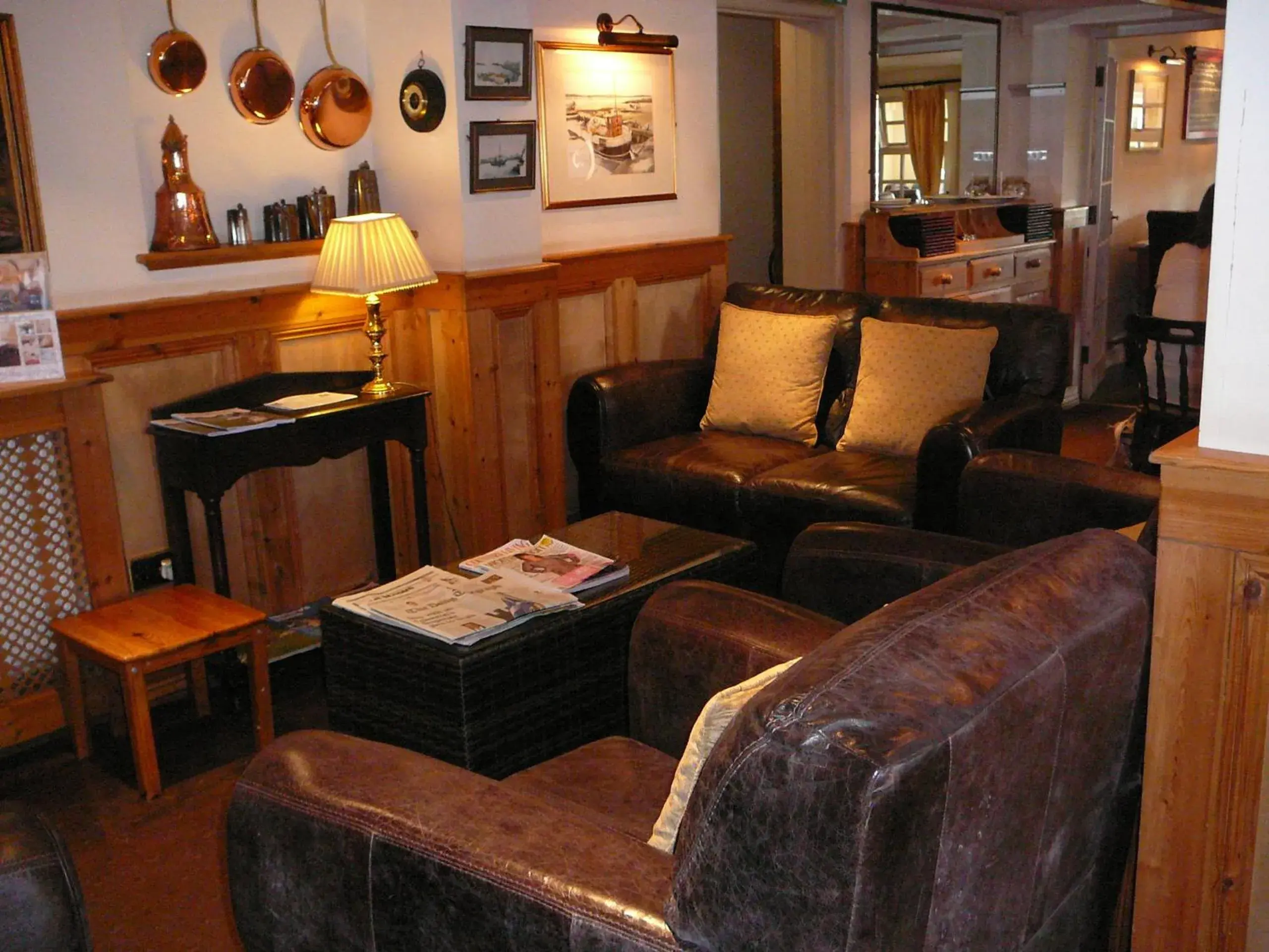 Lounge or bar, Seating Area in The King William IV Country Inn & Restaurant