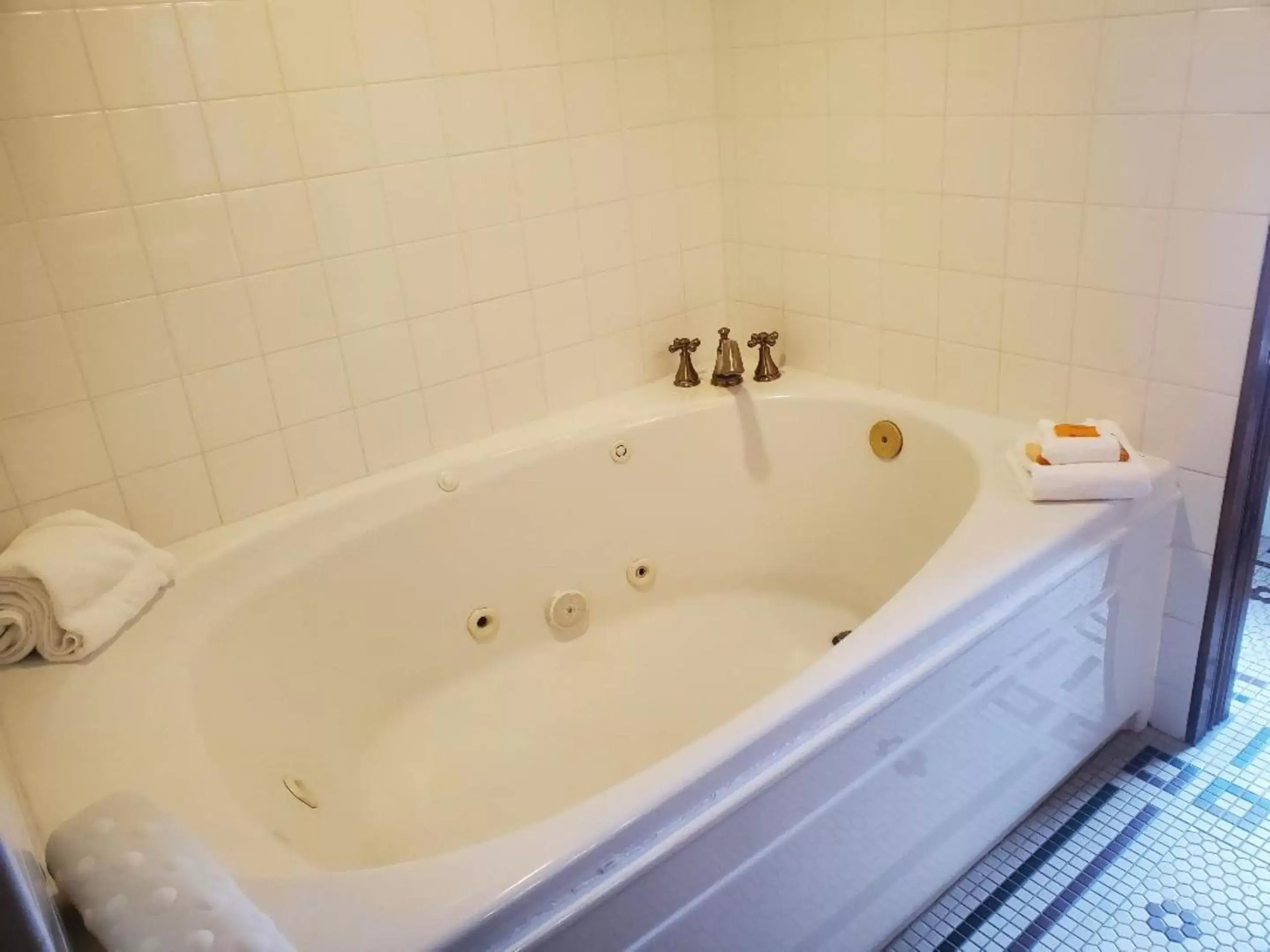 Hot Tub, Bathroom in Historic Bullock Hotel