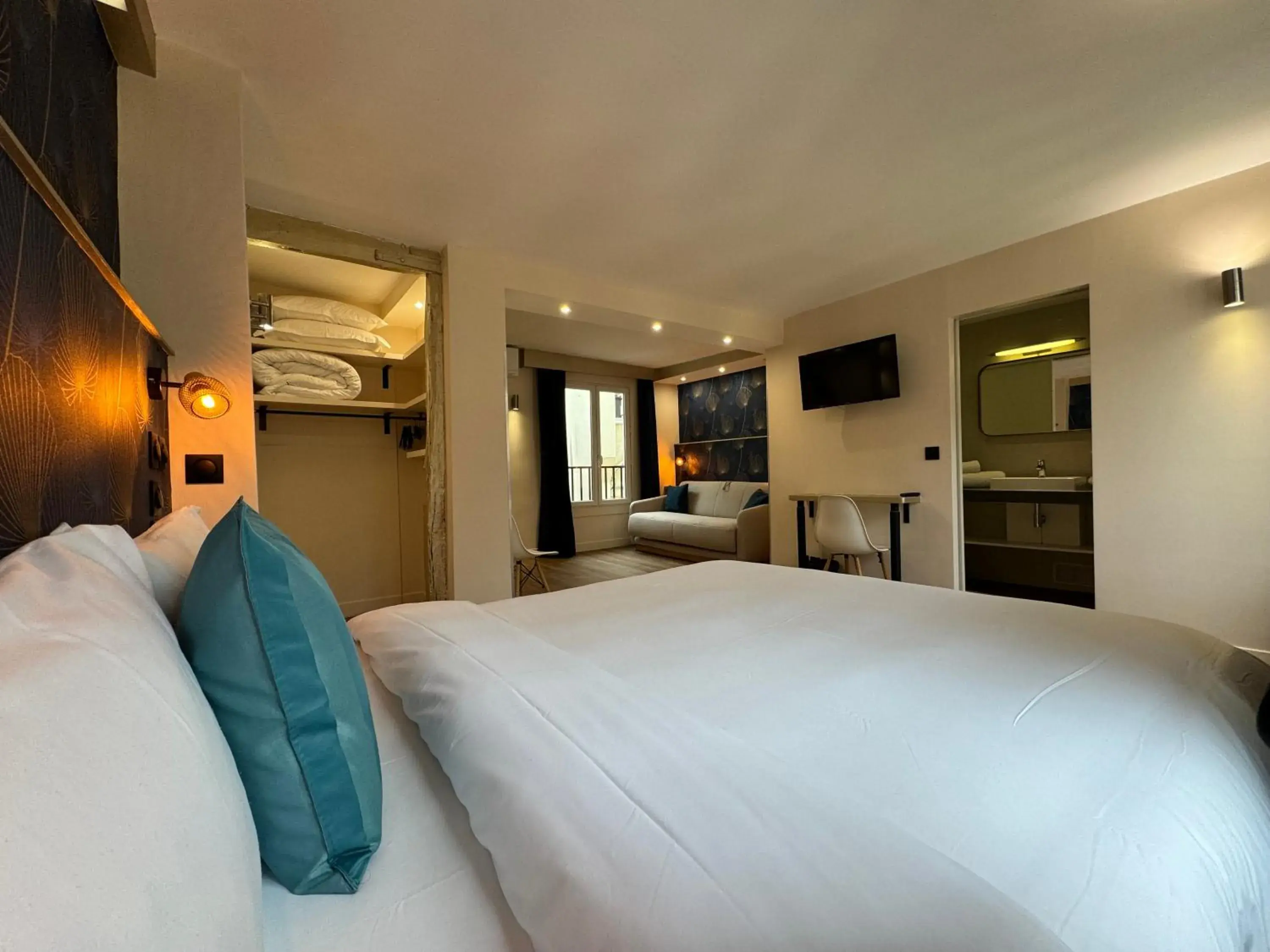 Property building, Bed in Nation Montmartre Hotel
